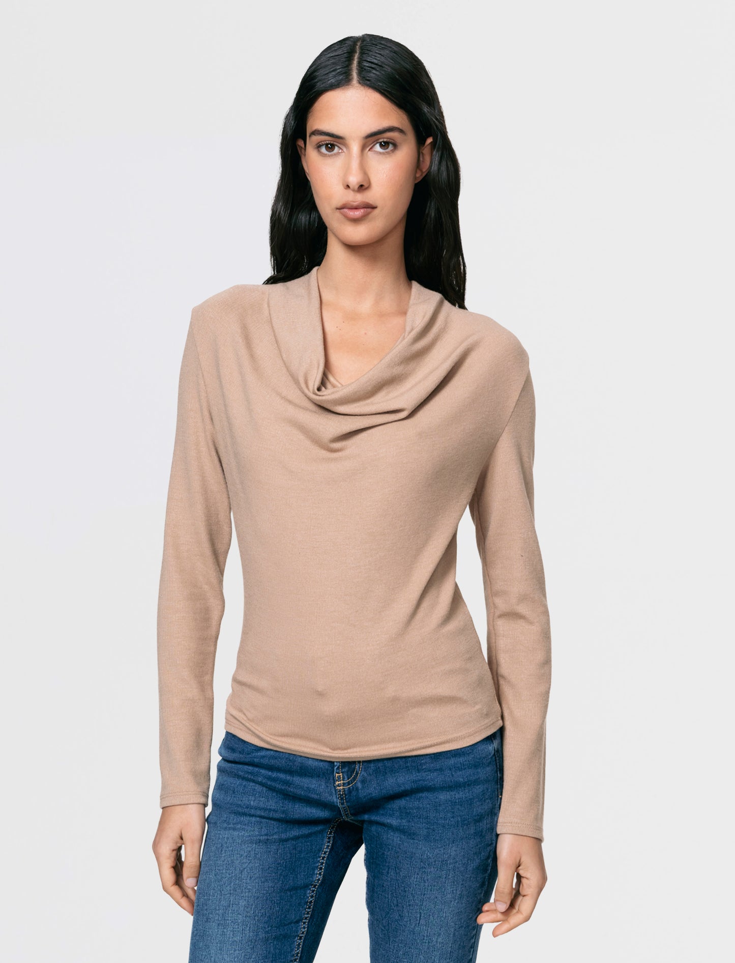 Maglia in tessuto morbido con scollo drappeggiato - Cammello