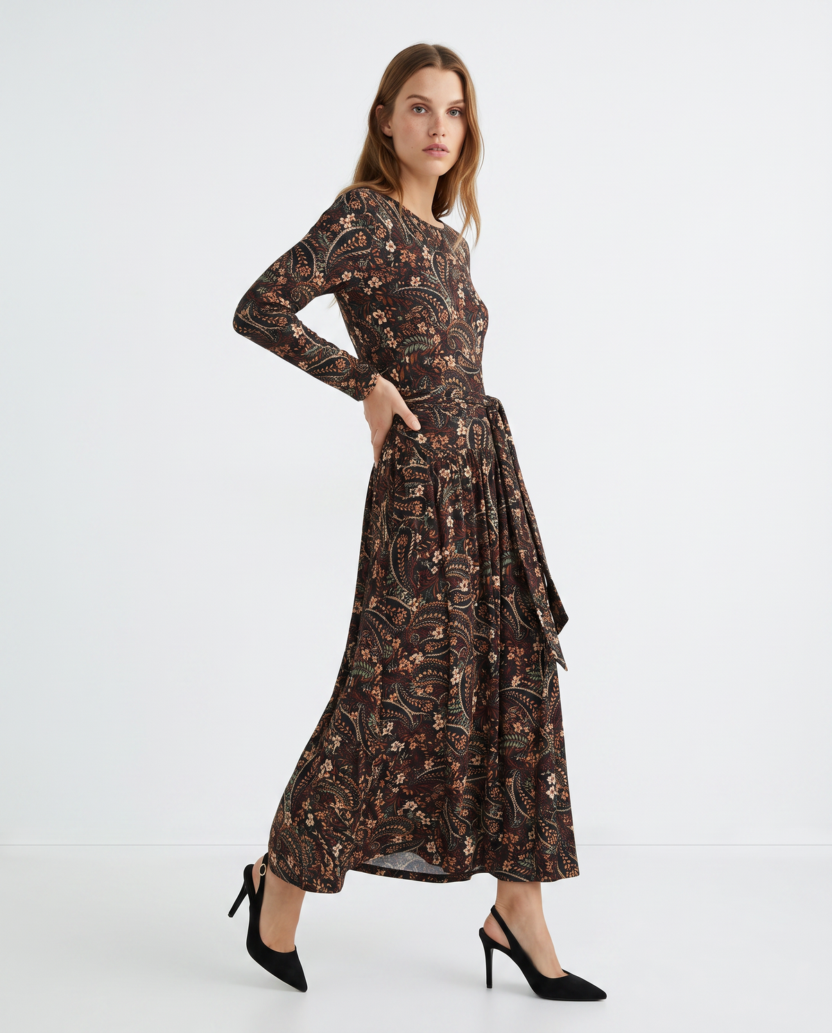 Long sleeve dress with ruffle - 