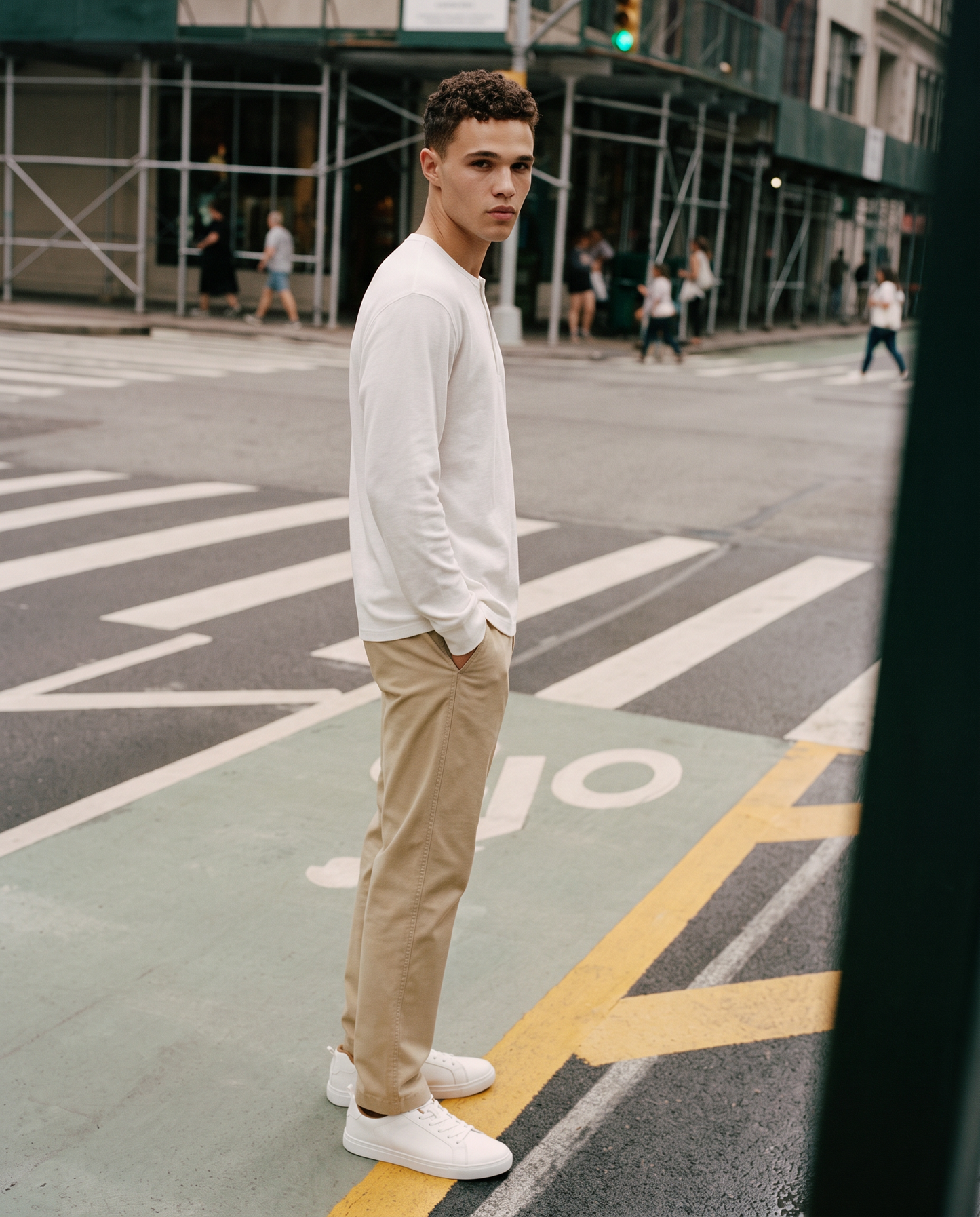Pantaloni Chino Regular Fit in Twill - Beige