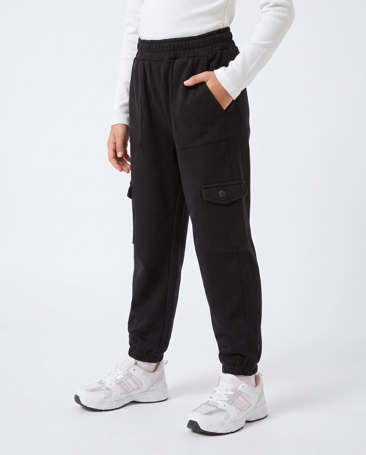 Jogger bambina comodi con tasconi e vita elastica - Nero
