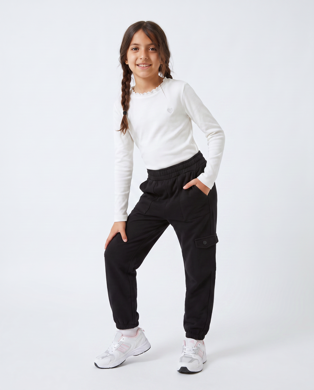 Jogger bambina comodi con tasconi e vita elastica - Nero