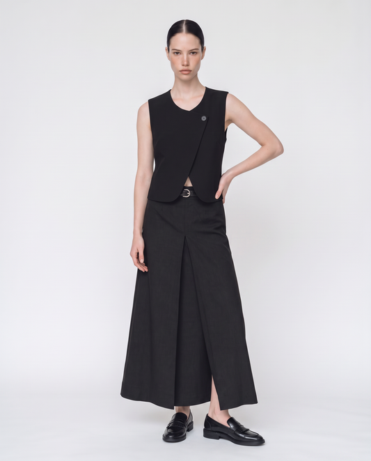 Elegant and versatile short lined vest - Black