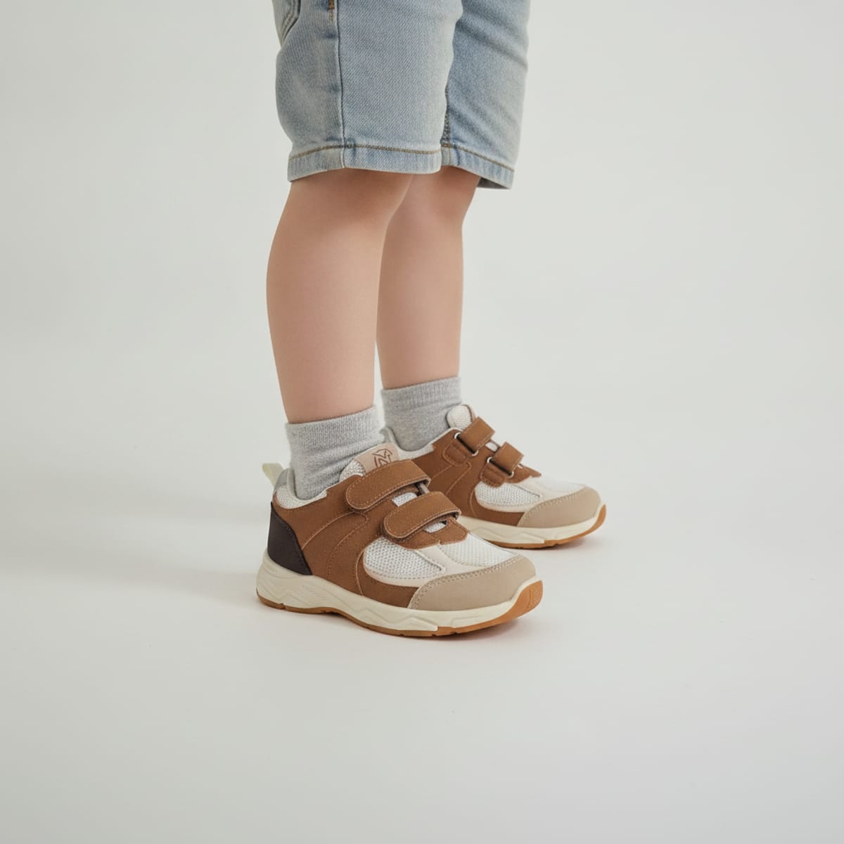 Sneakers da bambino con doppio strappo - Beige