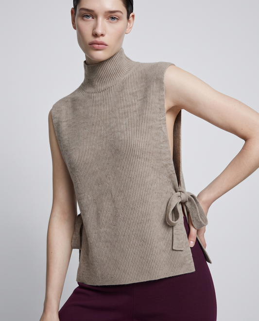 Sleeveless turtleneck sweater with bow - Beige