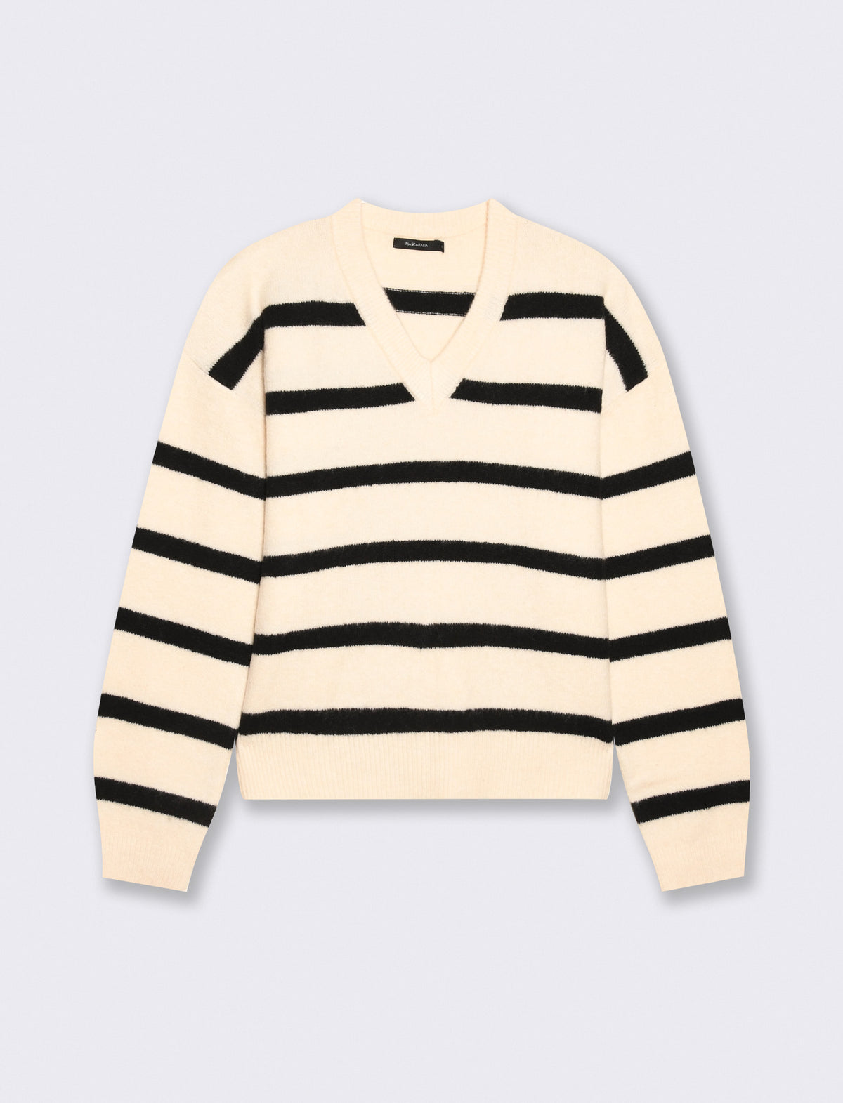 Elegant and versatile V-neck pullover - 