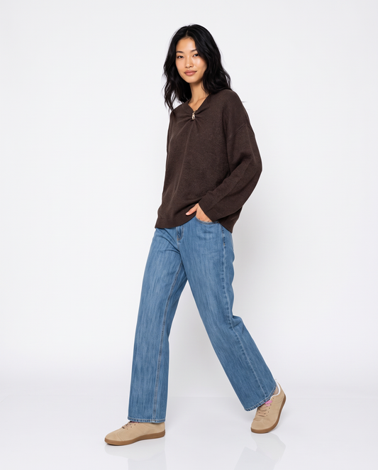 Pullover con scollo e dettaglio gioiello - Moro