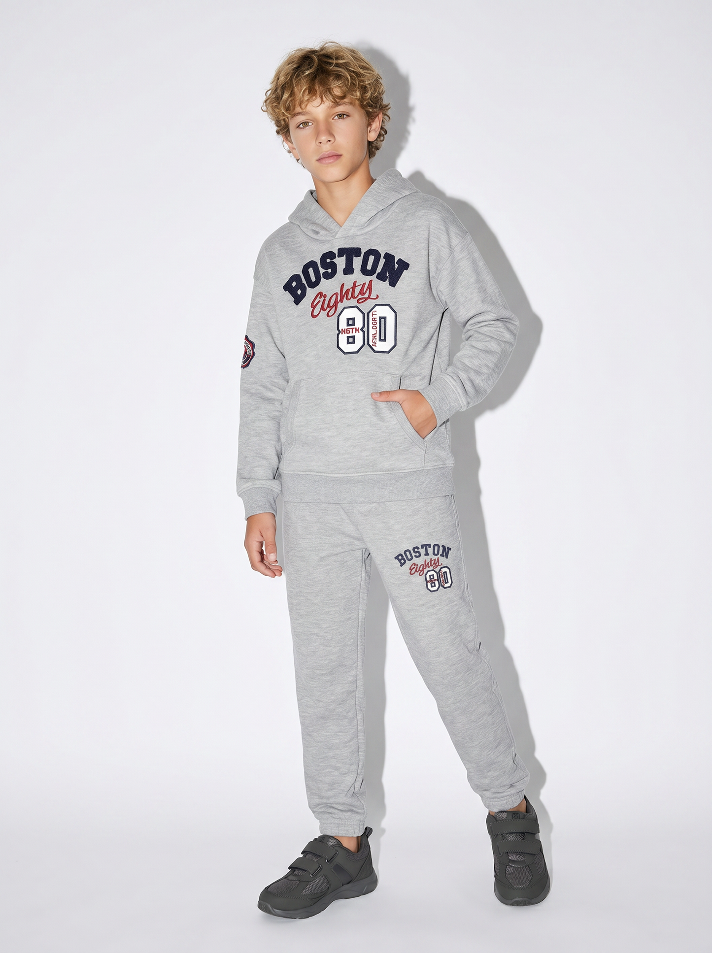 Felpa con cappuccio dallo stile college - Grigio mel.