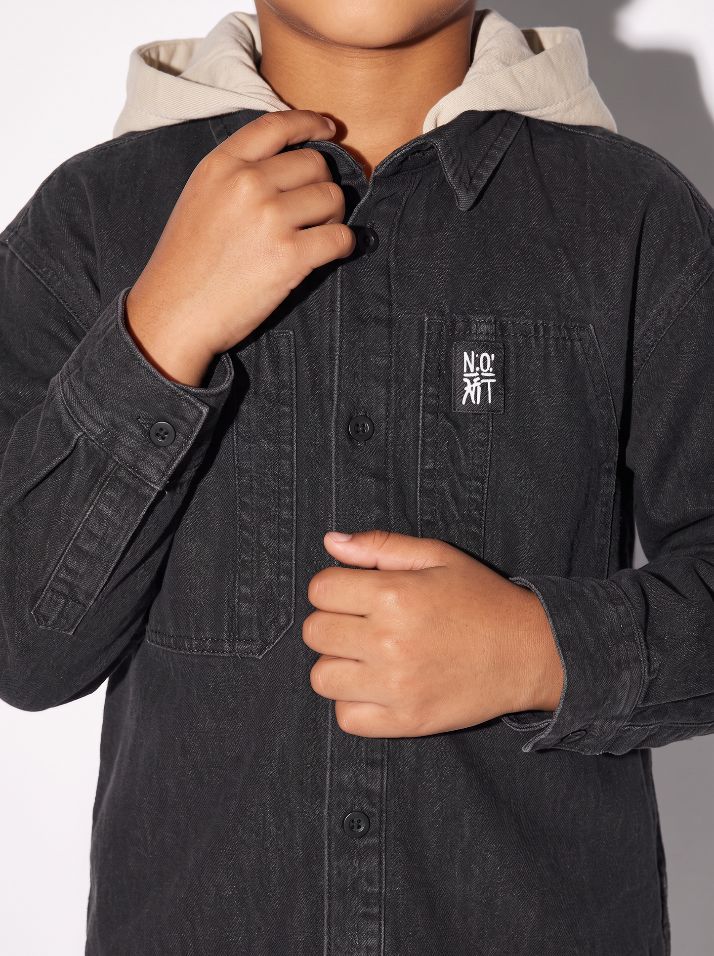 Camicia denim nera con cappuccio e tasche - Nero