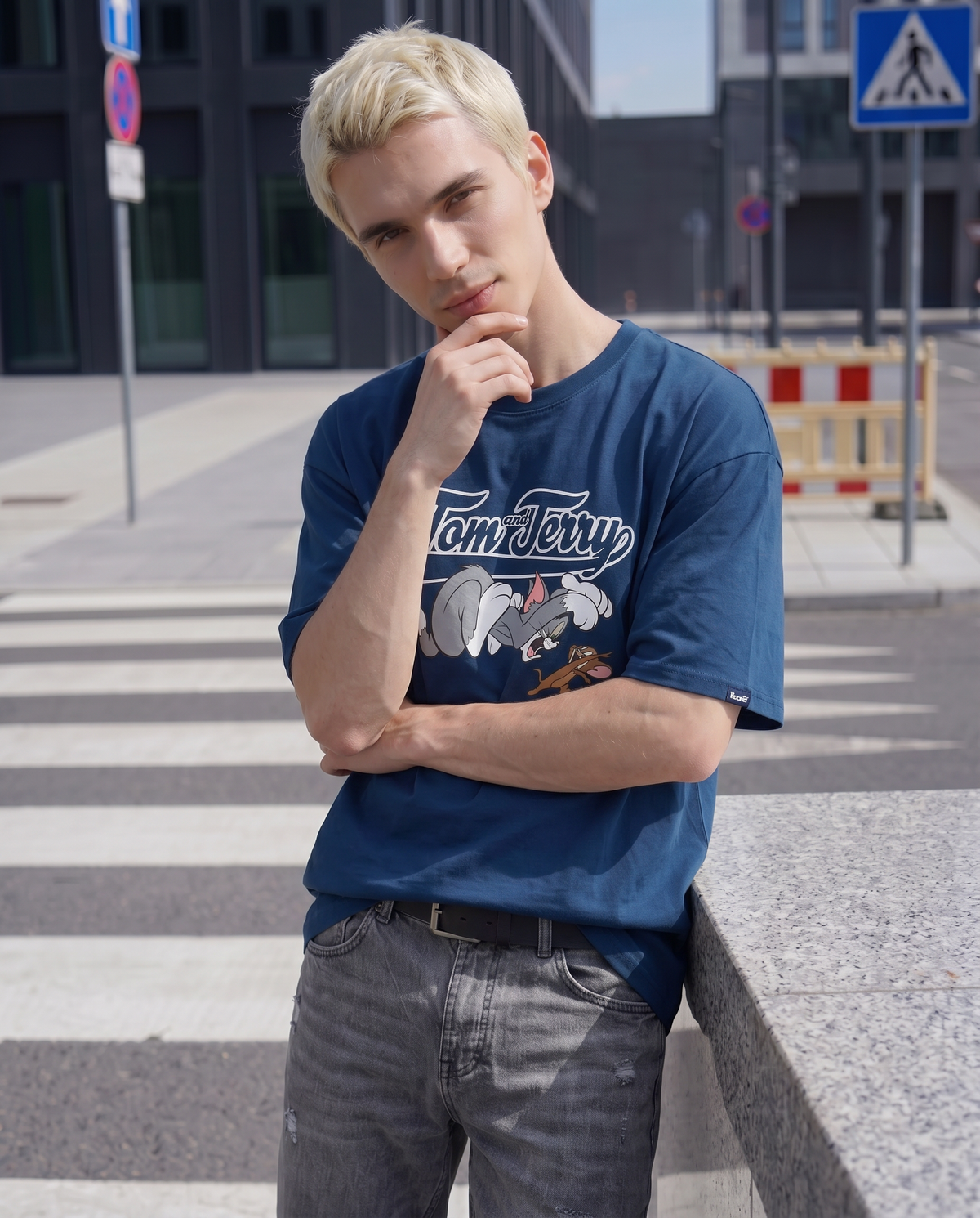 Tom and Jerry Men's Boxy Fit T-shirt - Blue