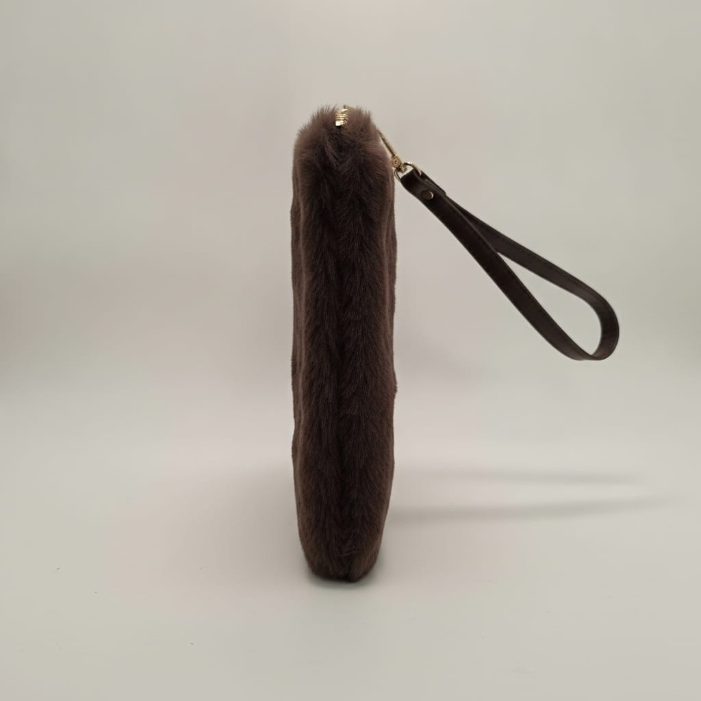 Pochette in finta pelliccia con maniglia - Marrone