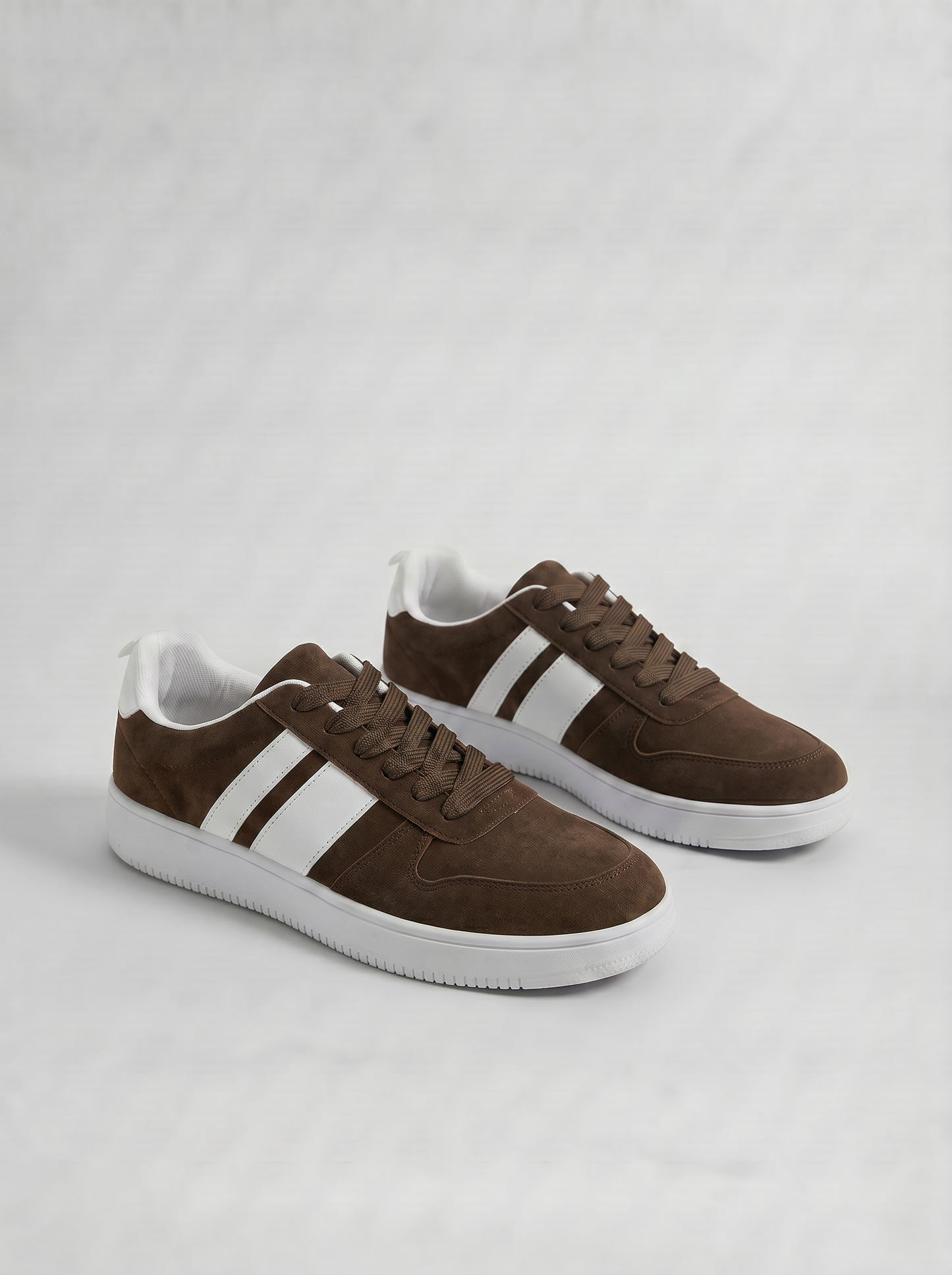 Men's sneakers with wide laces and inserts - Brown