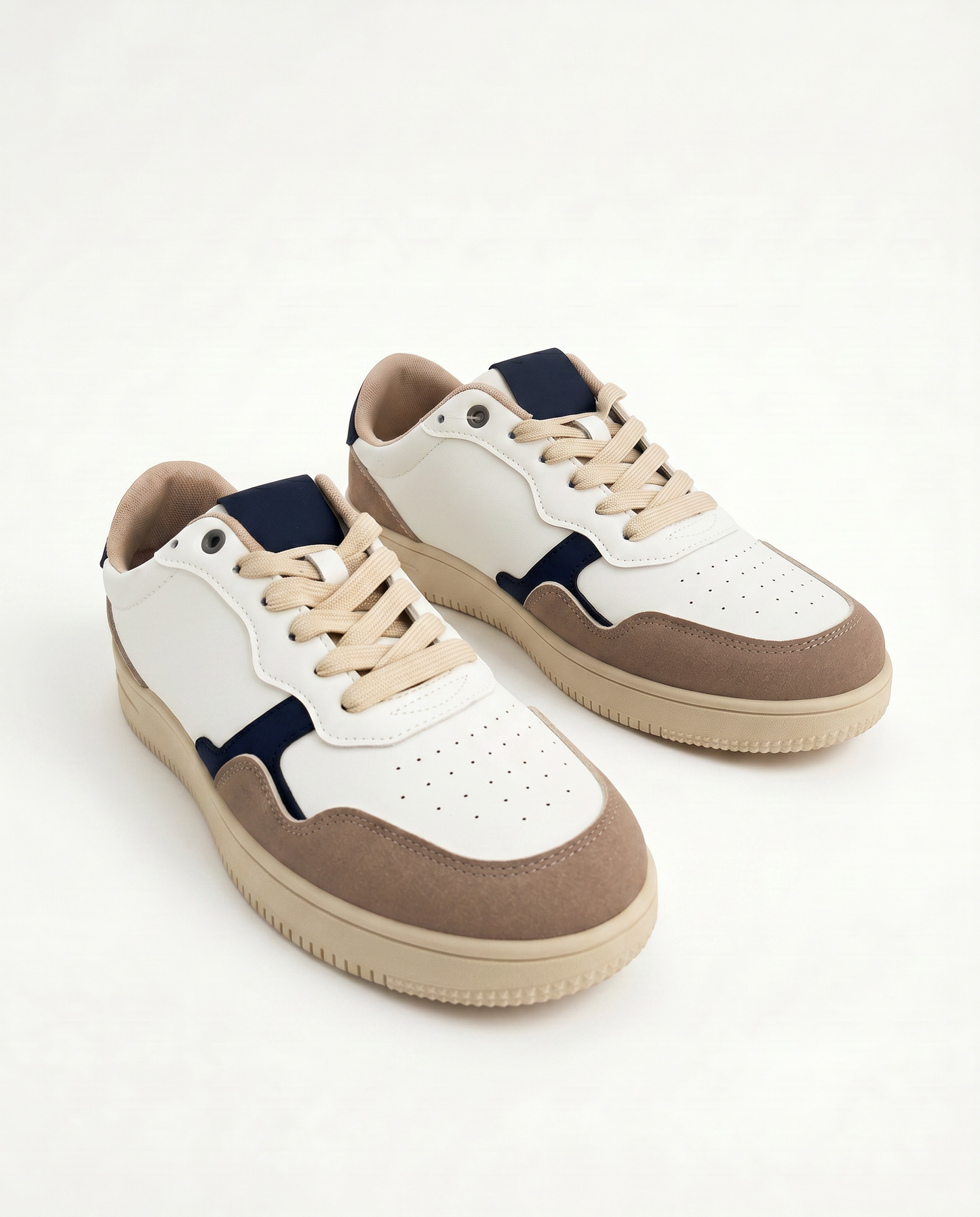 White sneakers with contrasting details - White