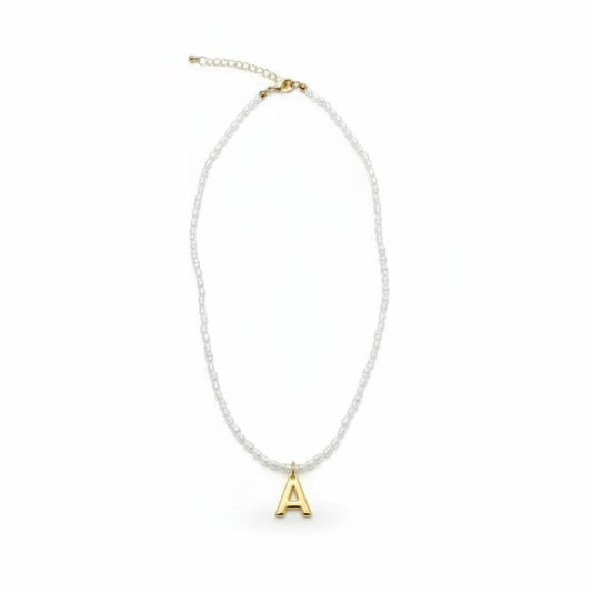Collana perline con lettera in metallo - var 1