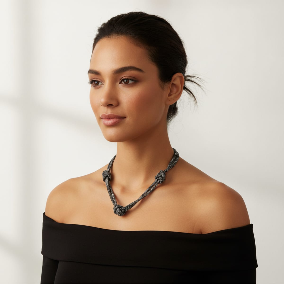 Tubular necklace with rhinestones and knots - Grey