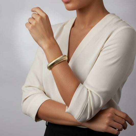 Elegant Striped Rigid Bracelet - Gold