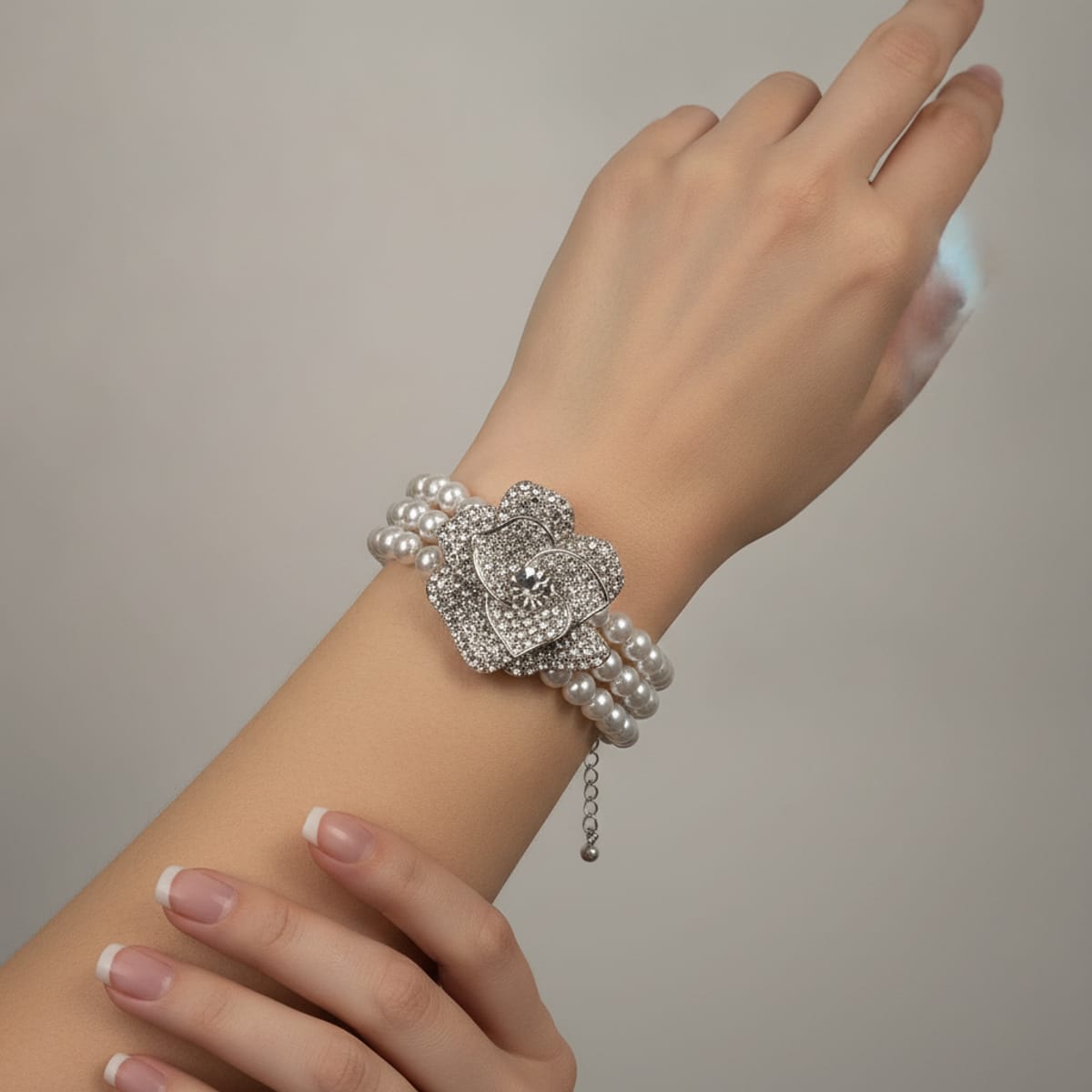 Bracciale con perle e fiore di strass - Argento