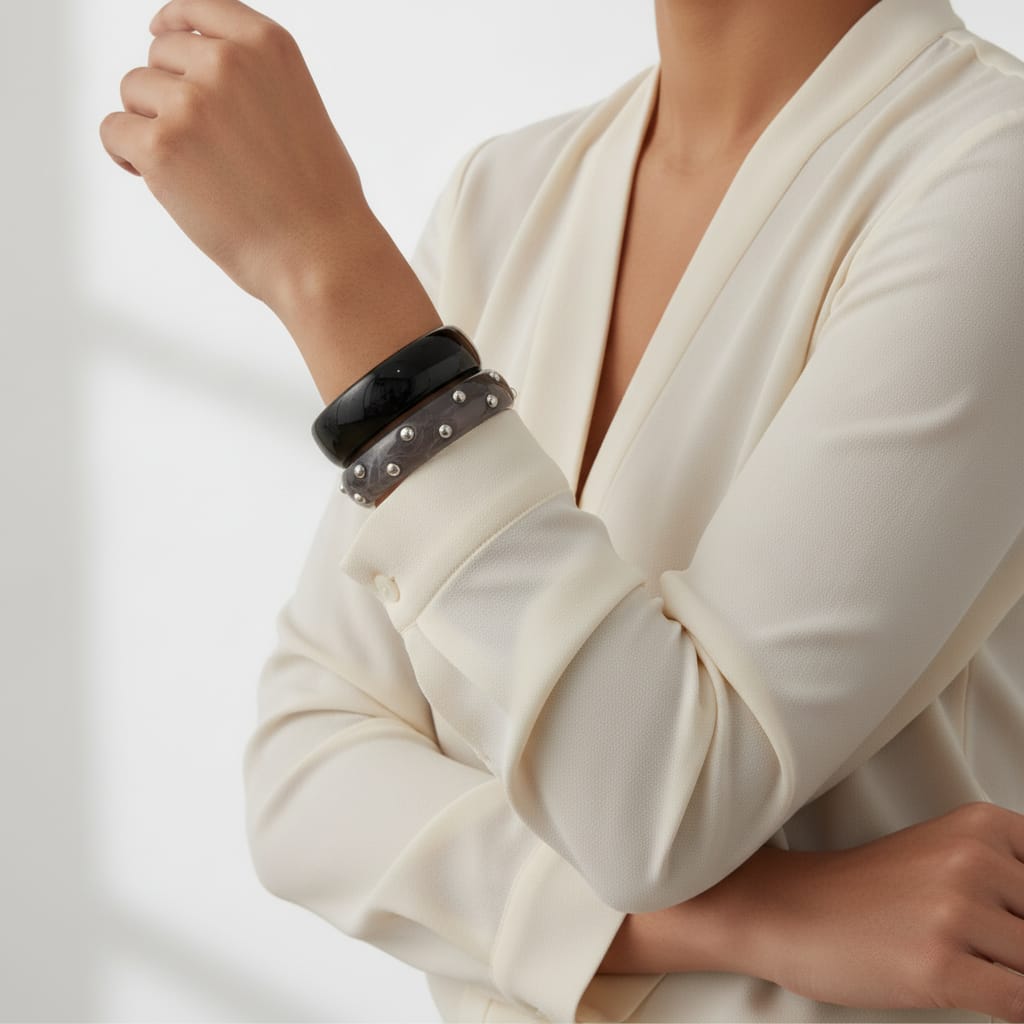 Plastic rigid bracelets with studs - Black