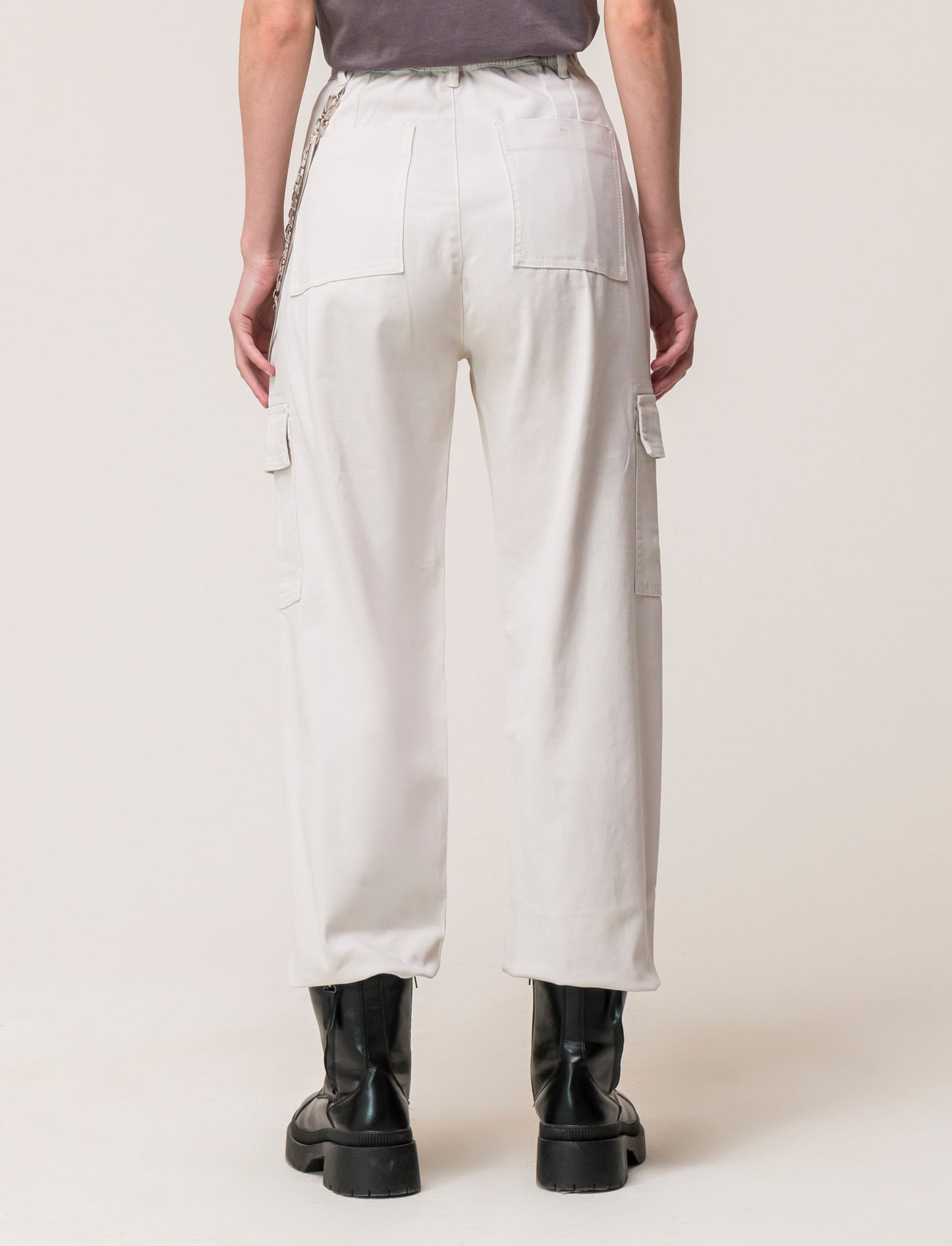 Pantalone colorato con tasconi applicati e catena di tessuto elastico con vestibilita comfort - Bianco gesso