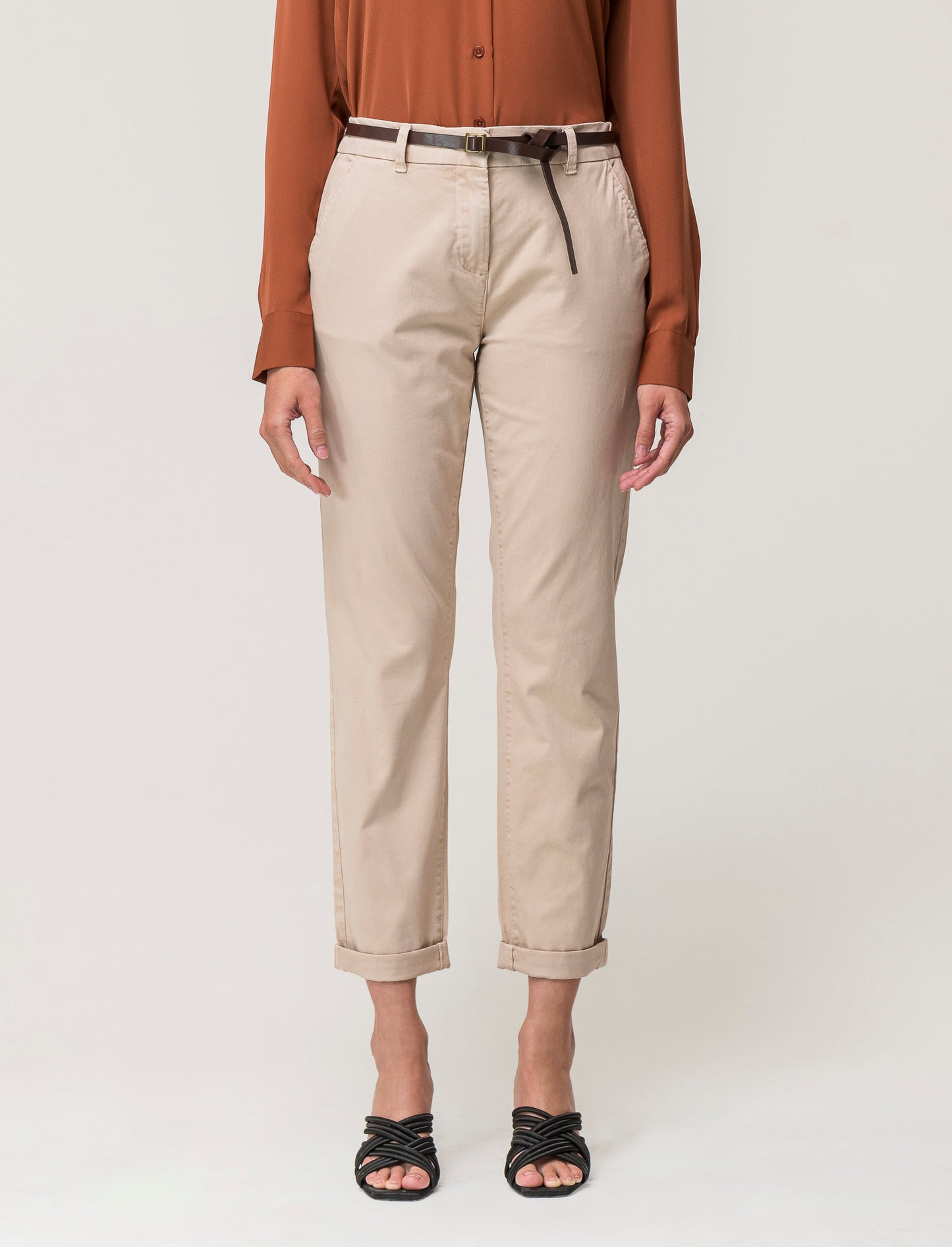 Pantalone chino colorato con cintura e tessuto comfort elasticizzato, vestibilità regular - Sabbia