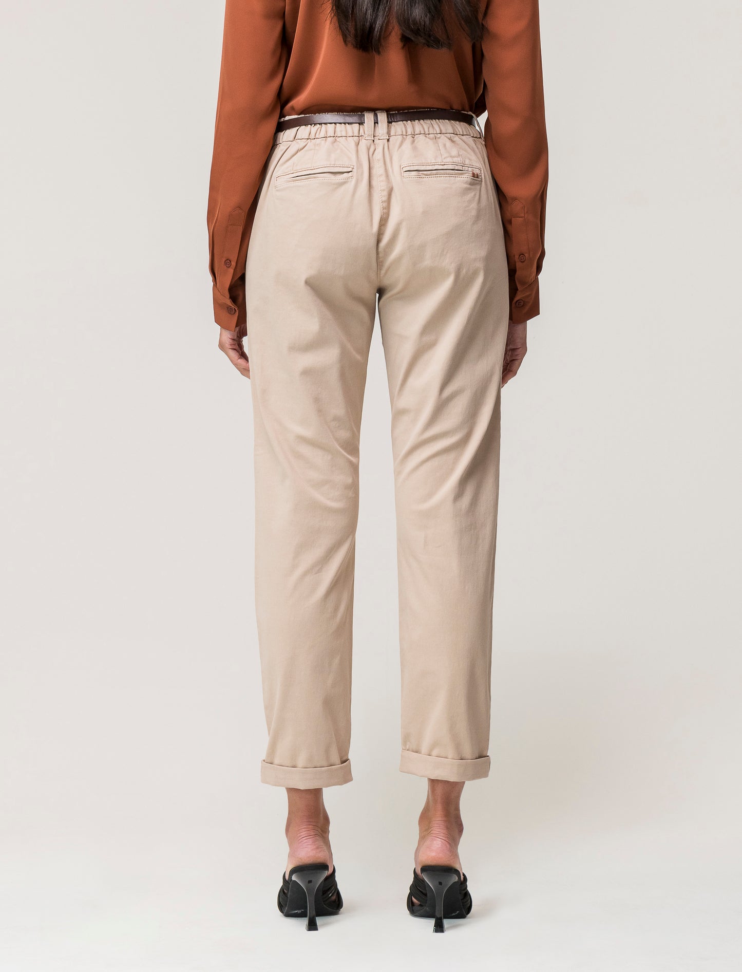 Pantalone chino colorato con cintura e tessuto comfort elasticizzato, vestibilità regular - Sabbia
