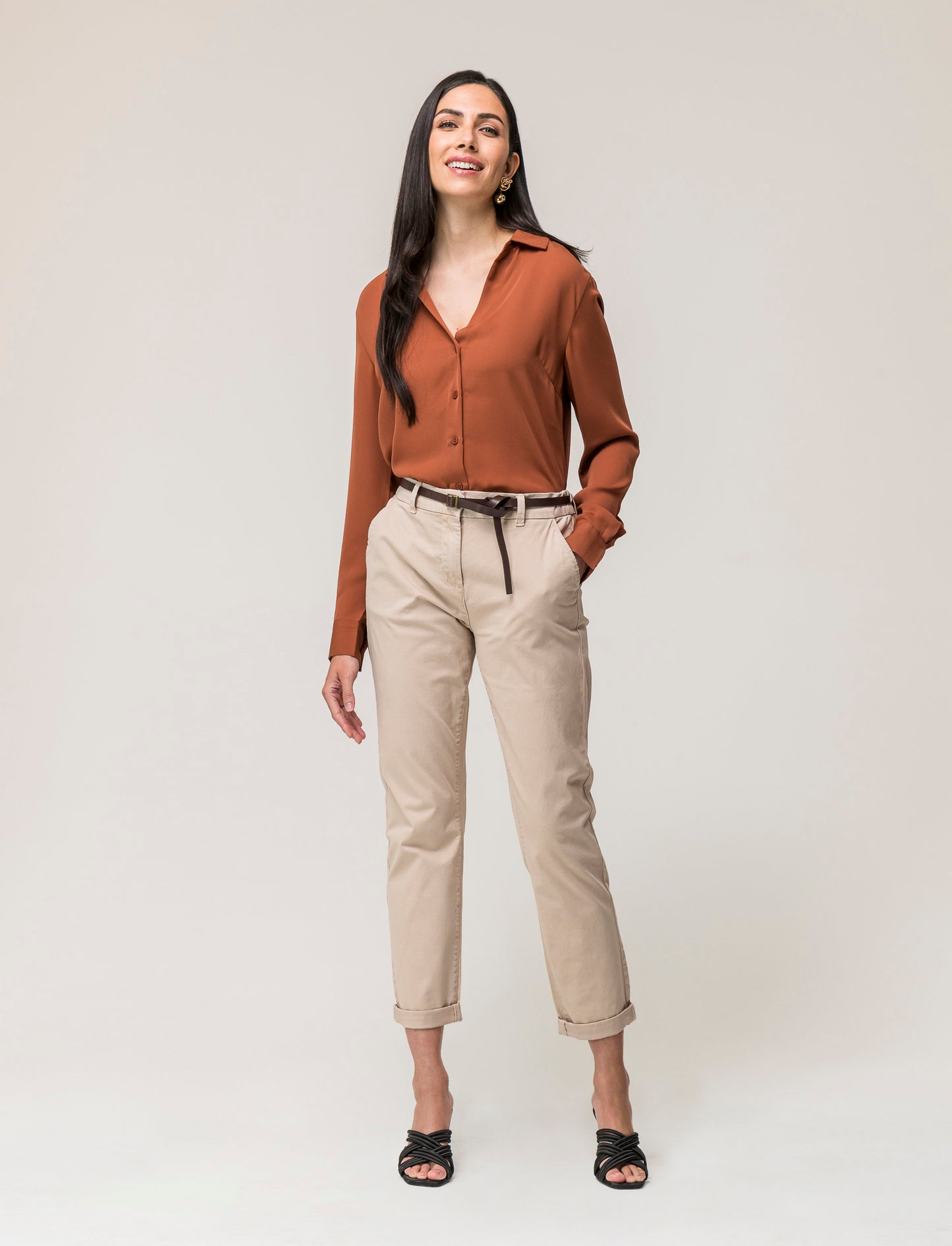 Pantalone chino colorato con cintura e tessuto comfort elasticizzato, vestibilità regular - Sabbia