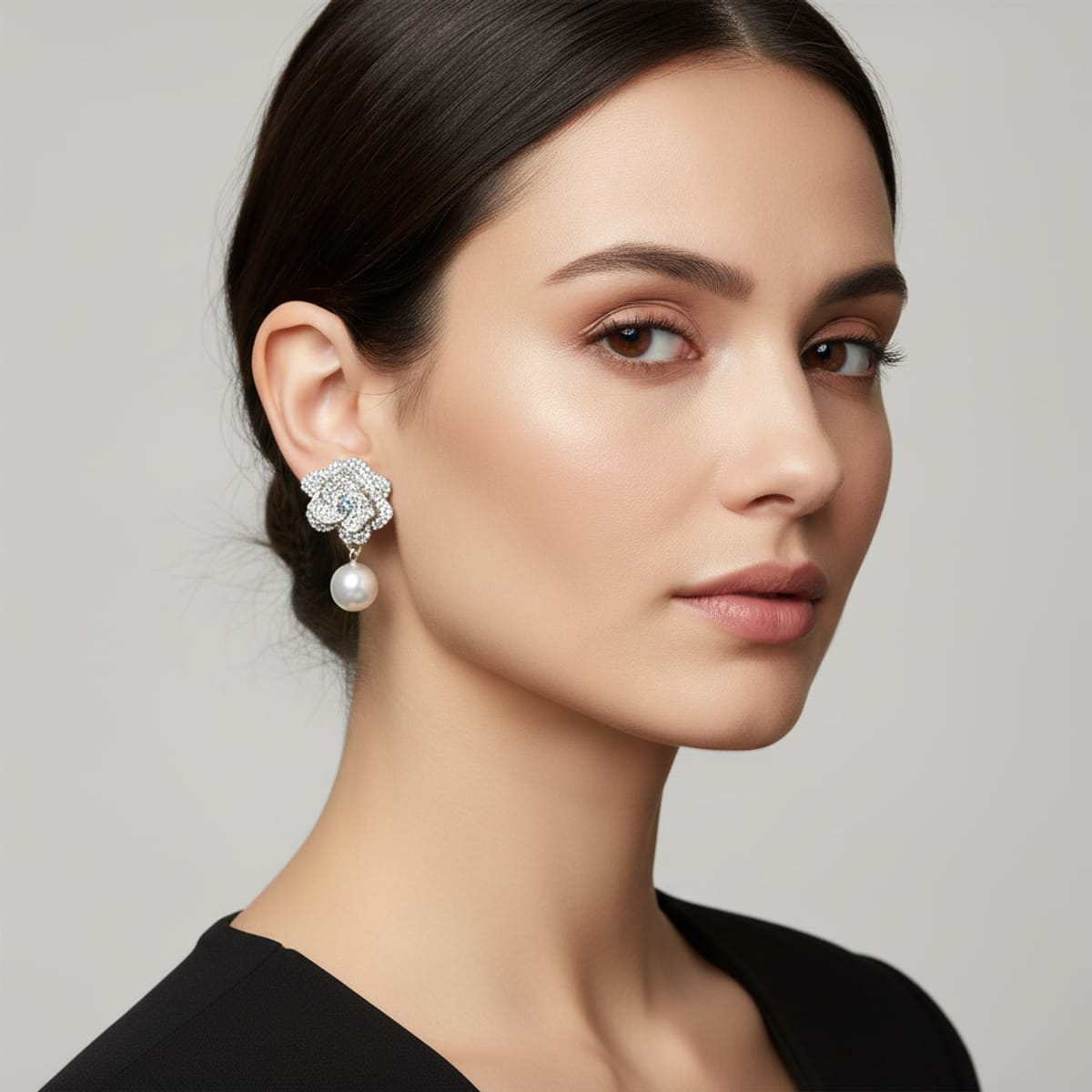 Flower clip earrings with rhinestones and pearl - White