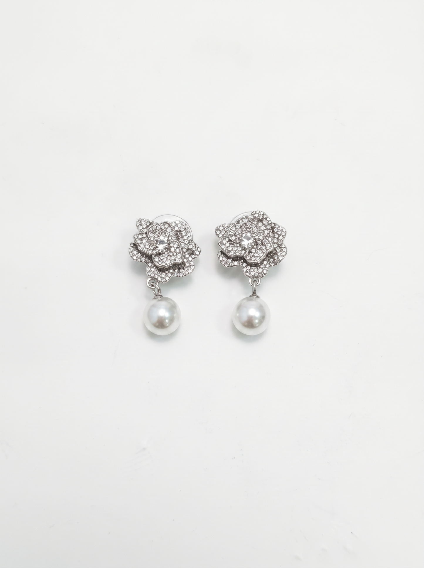 Flower clip earrings with rhinestones and pearl - White