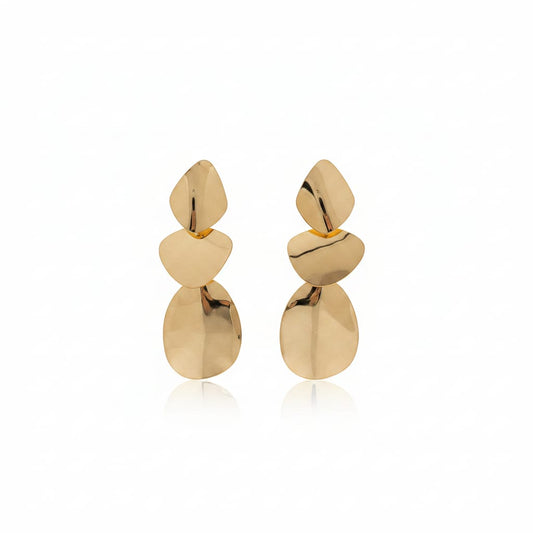 Orecchini pendenti con elementi geometrici irregolari e finitura lucida effetto oro. - Gold