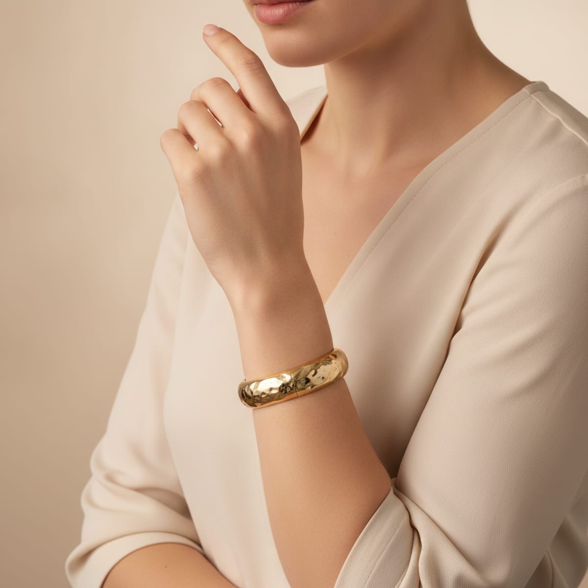 Bracciale rigido con rombi martellati - Oro