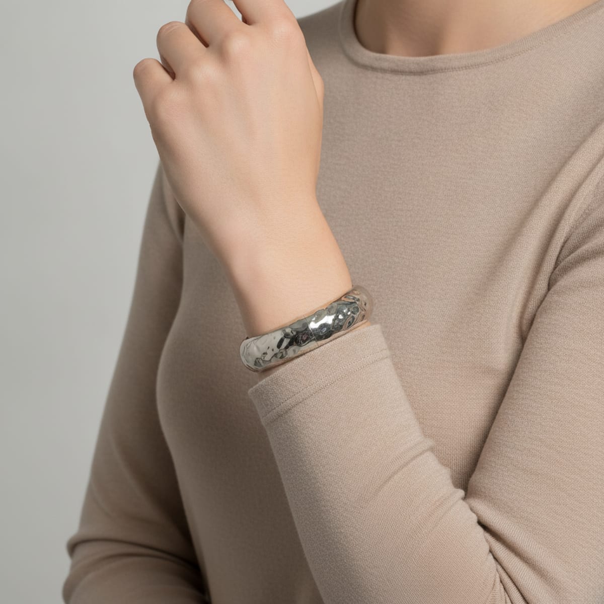 Bracciale rigido con rombi martellati - Argento