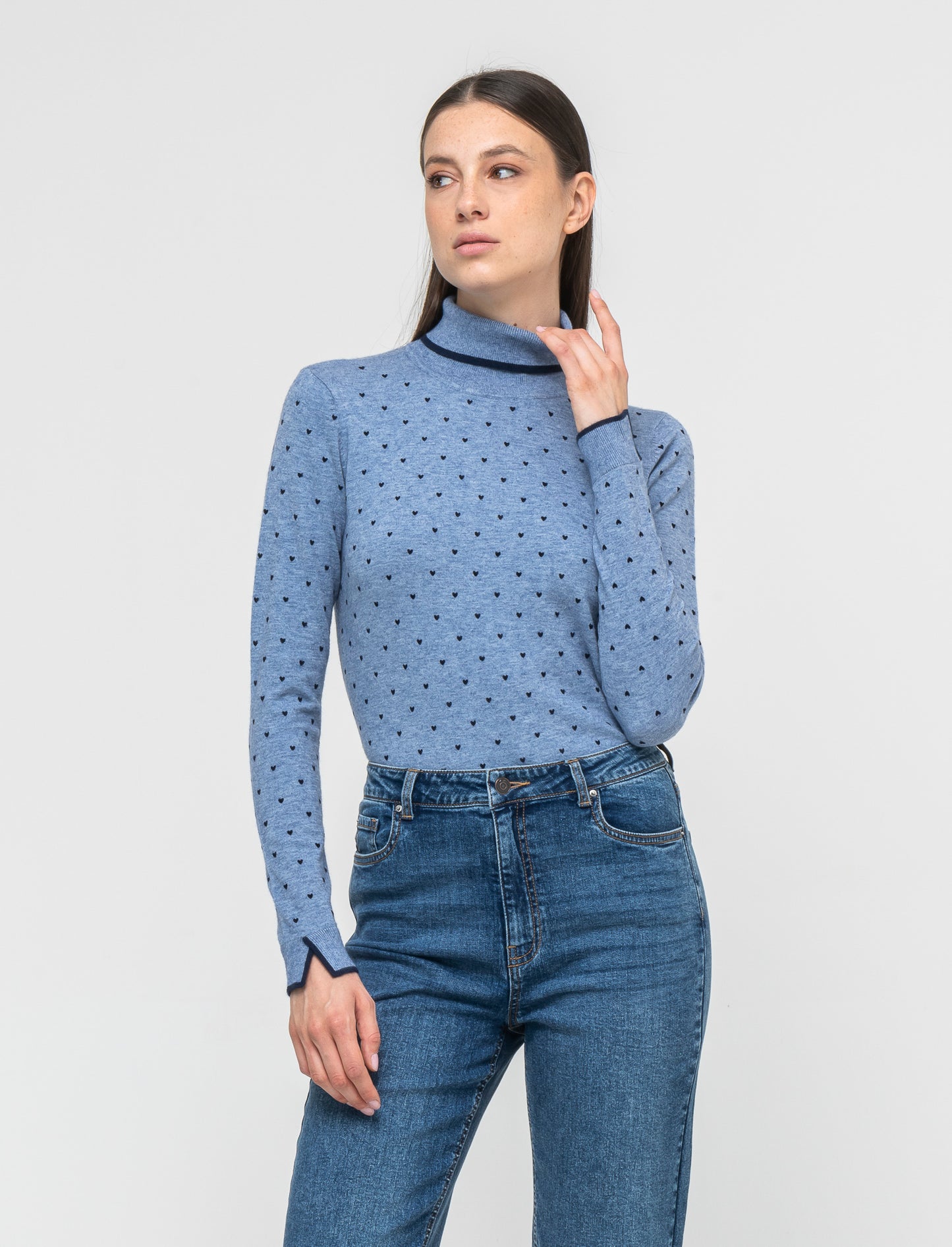 Maglia in morbido filato collo alto a  con motivo floccato stampato - Celeste