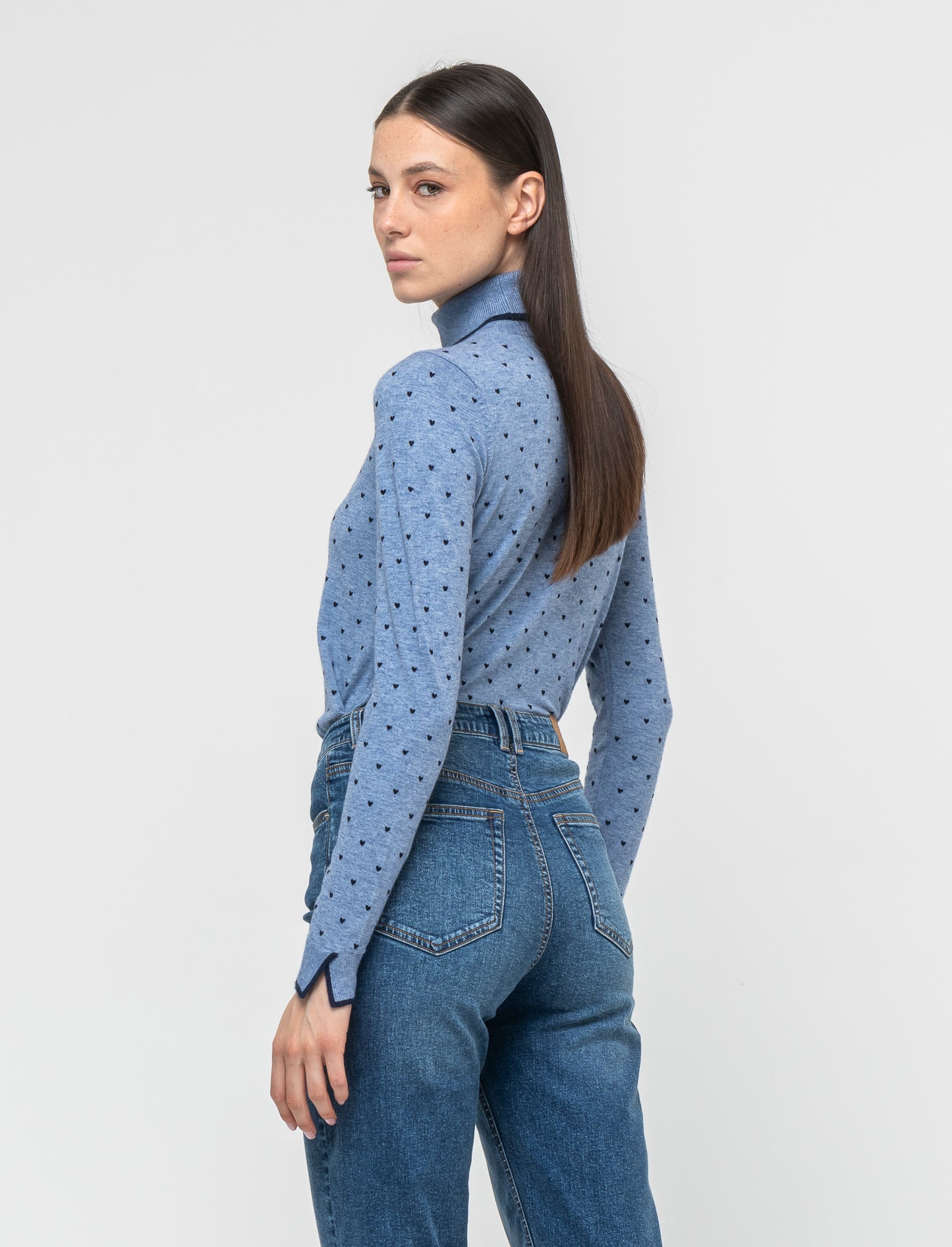 Maglia in morbido filato collo alto a  con motivo floccato stampato - Celeste
