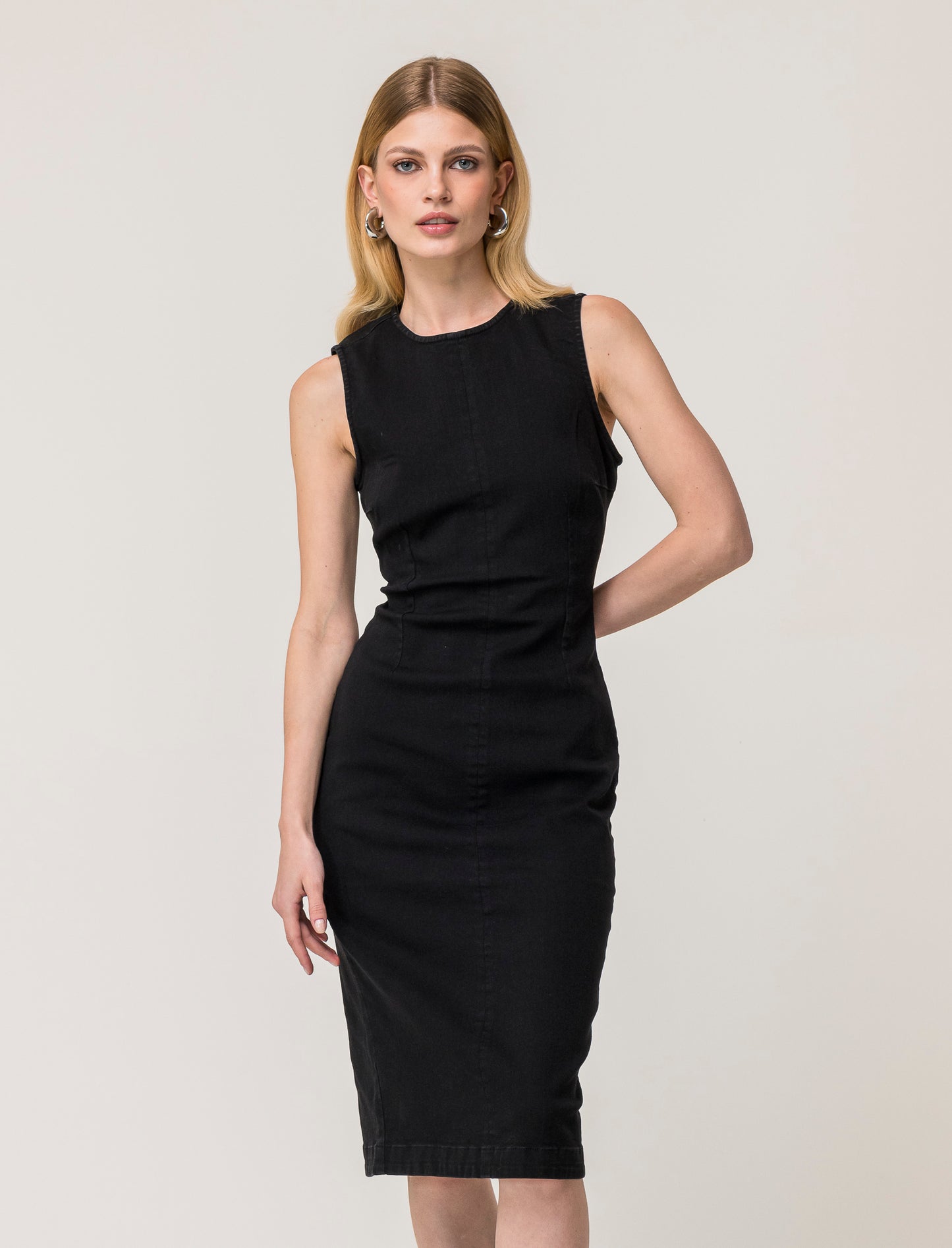 Sleek Sleeveless Round Neck Midi Dress with Back Slit - Black