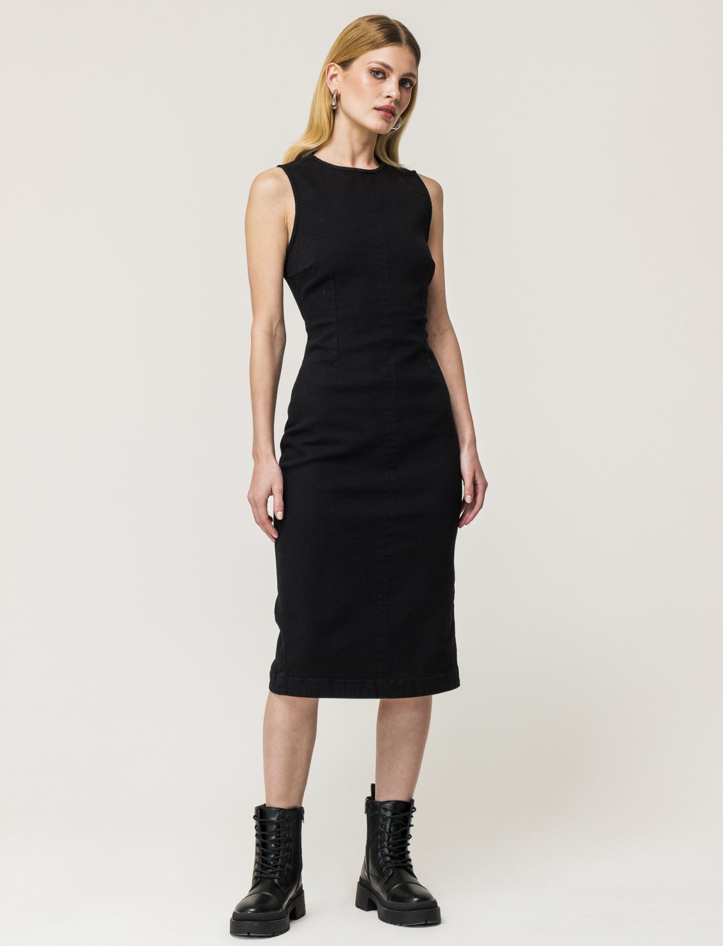 Sleek Sleeveless Round Neck Midi Dress with Back Slit - Black