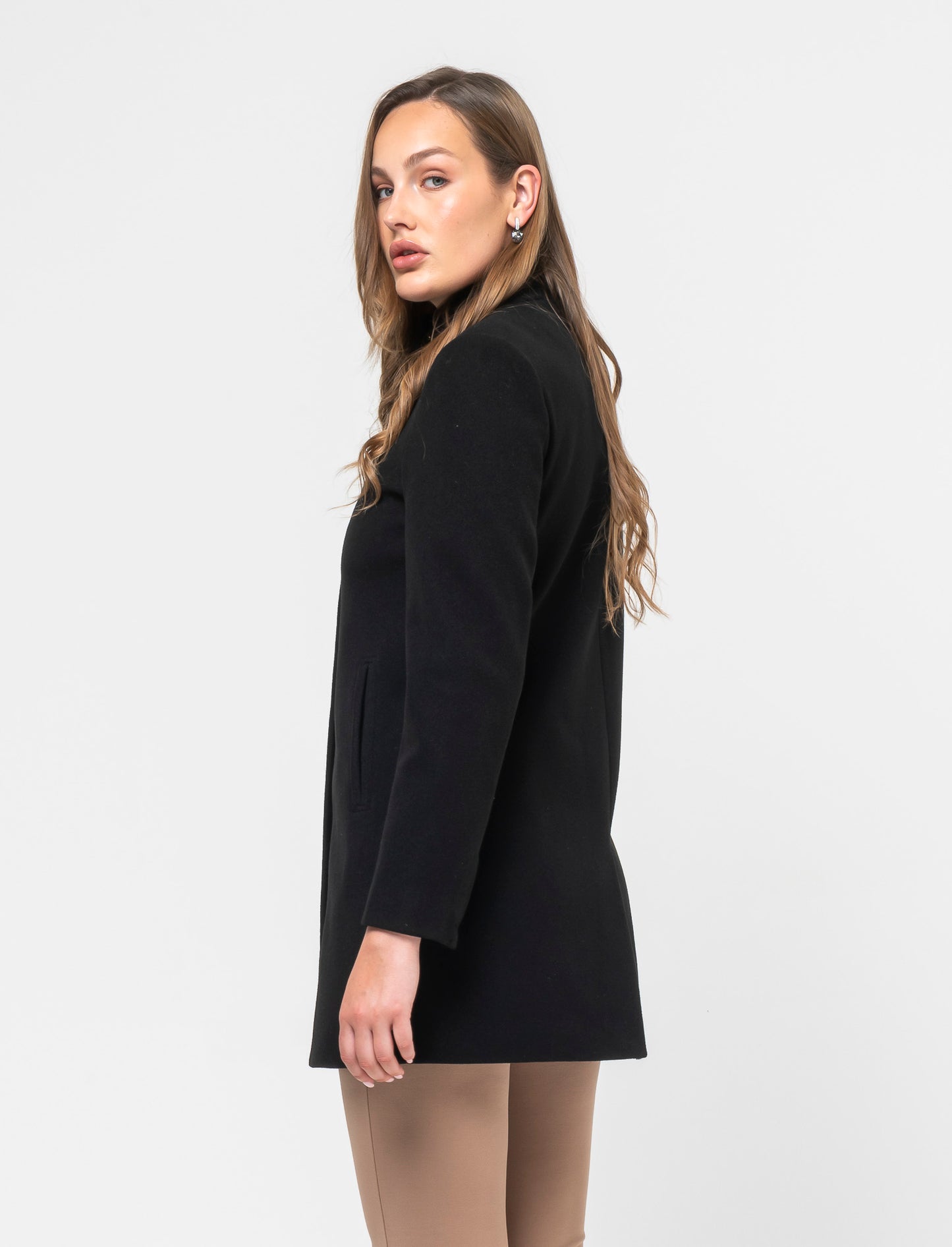 Cappotto basic con chiusura zip e bottone al collo - Nero