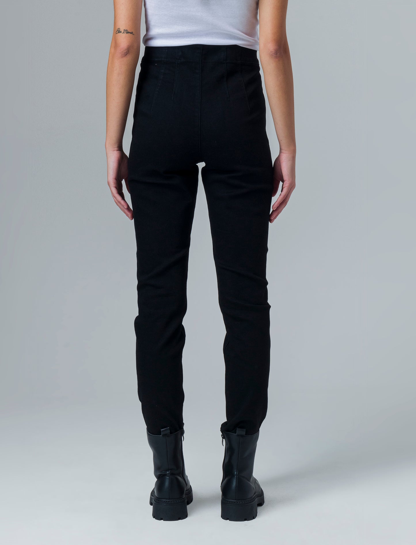 Woman's elastic waist skinny jeans for comfort - Black