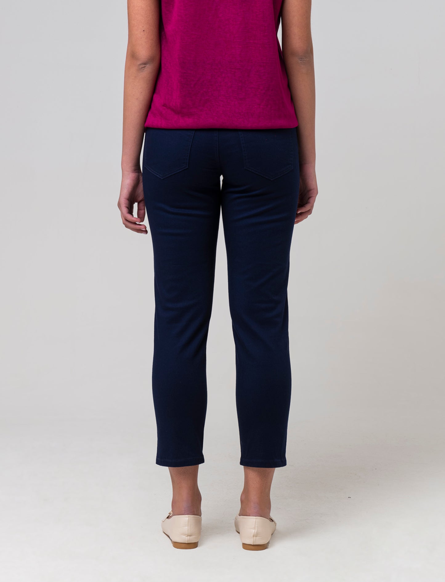 Woman's cropped denim pants for stylish comfort - Blue