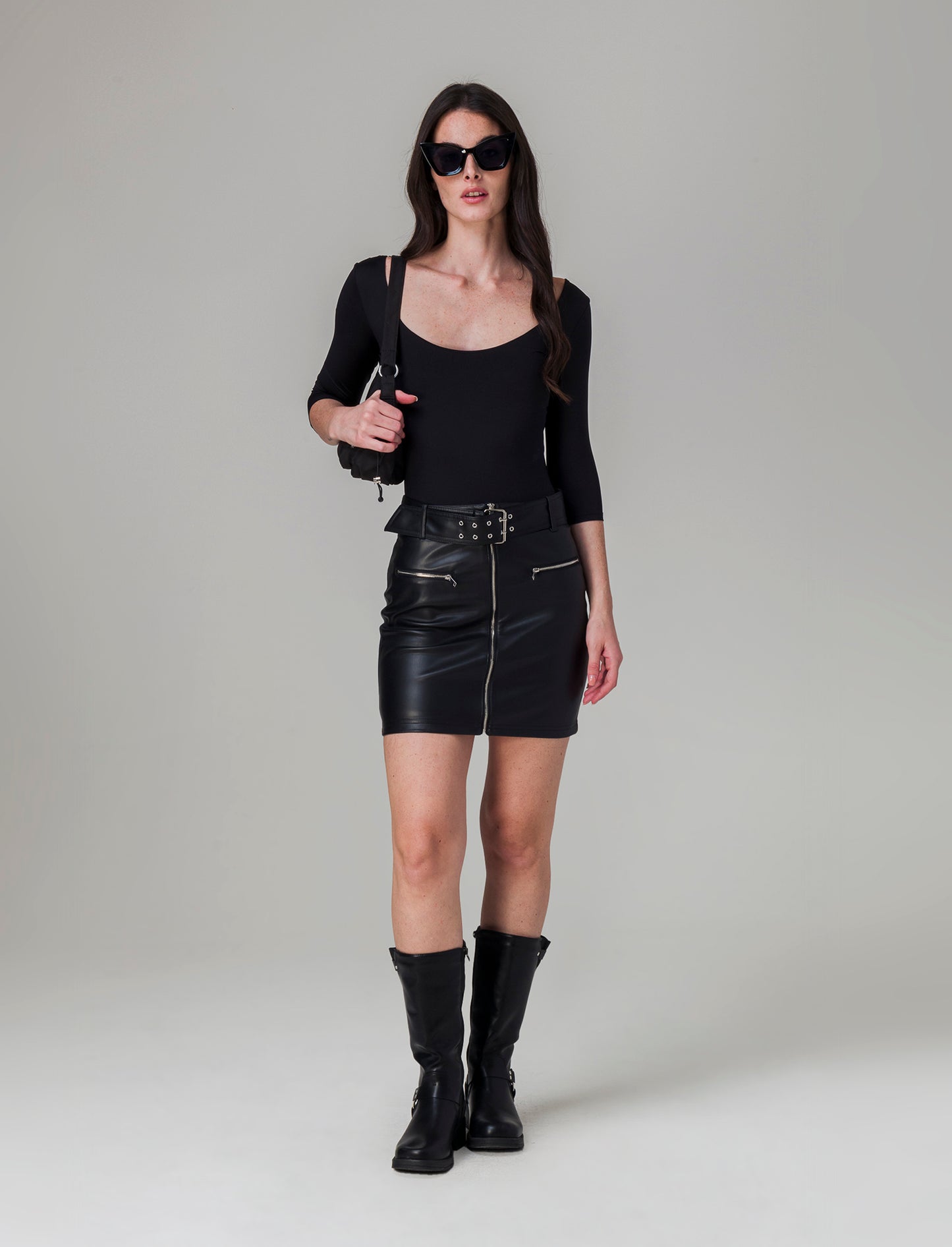 Woman's short faux leather skirt with belt - Black