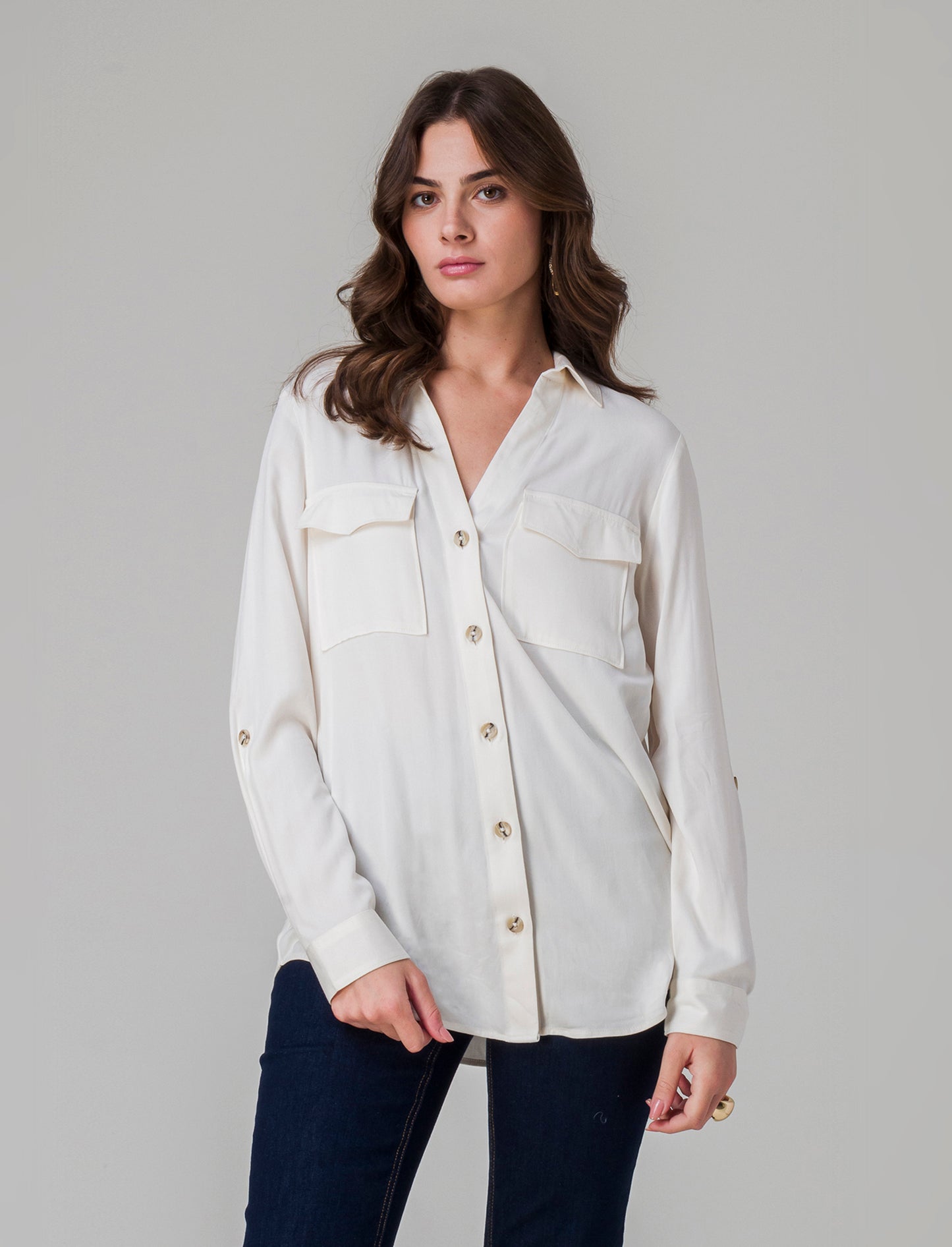 Camicia basica con tasche sul petto da donna - Avorio