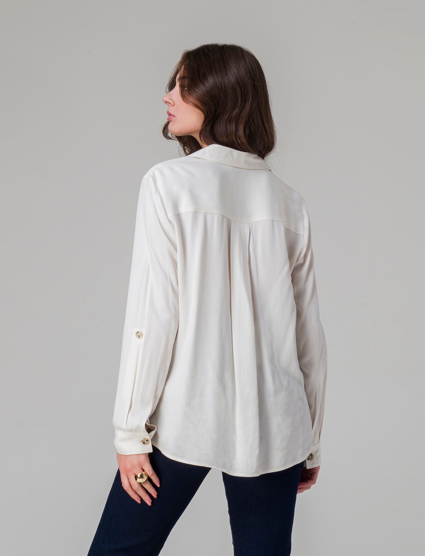 Camicia basica con tasche sul petto da donna - Avorio