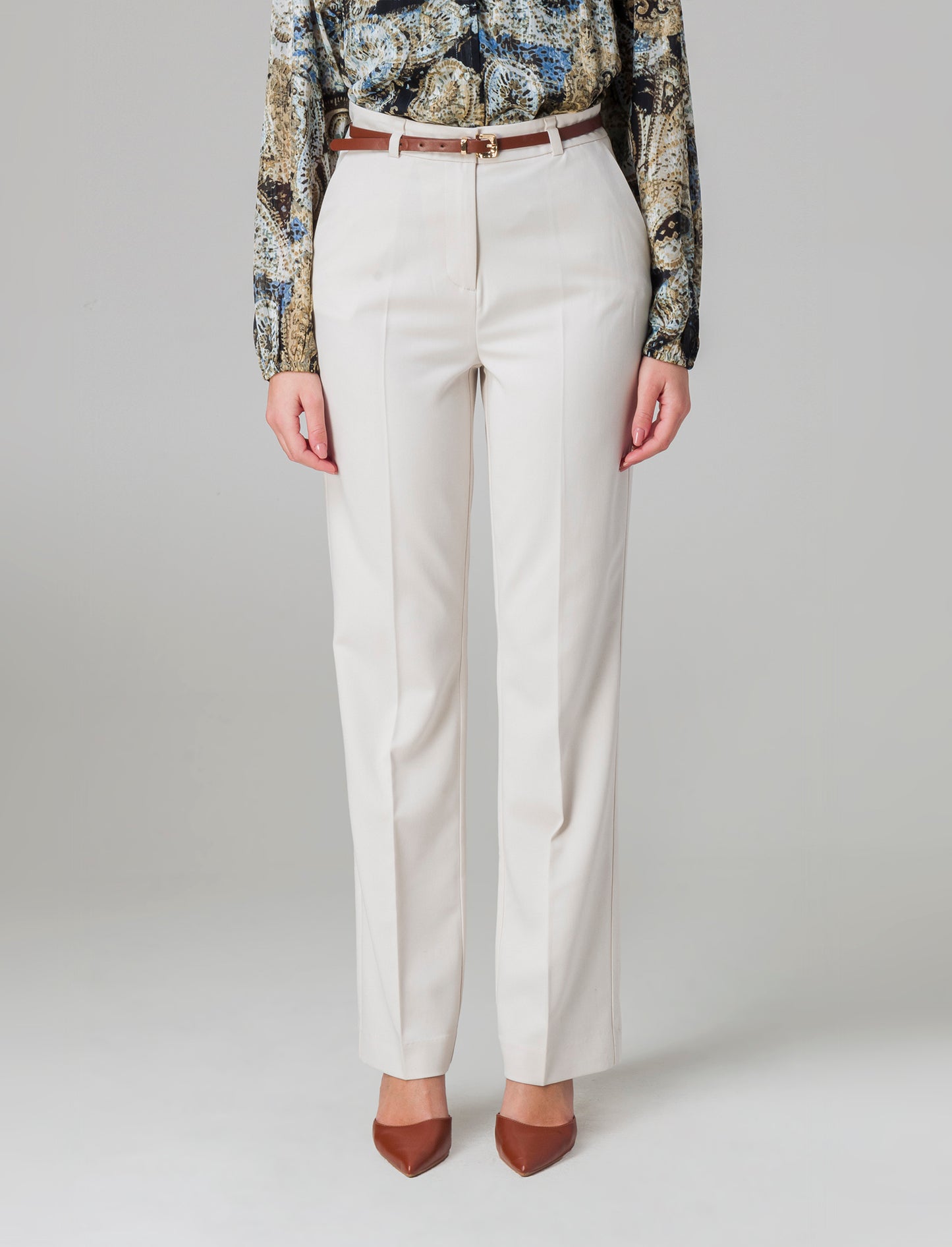 Woman's belted pants for stylish comfort - White