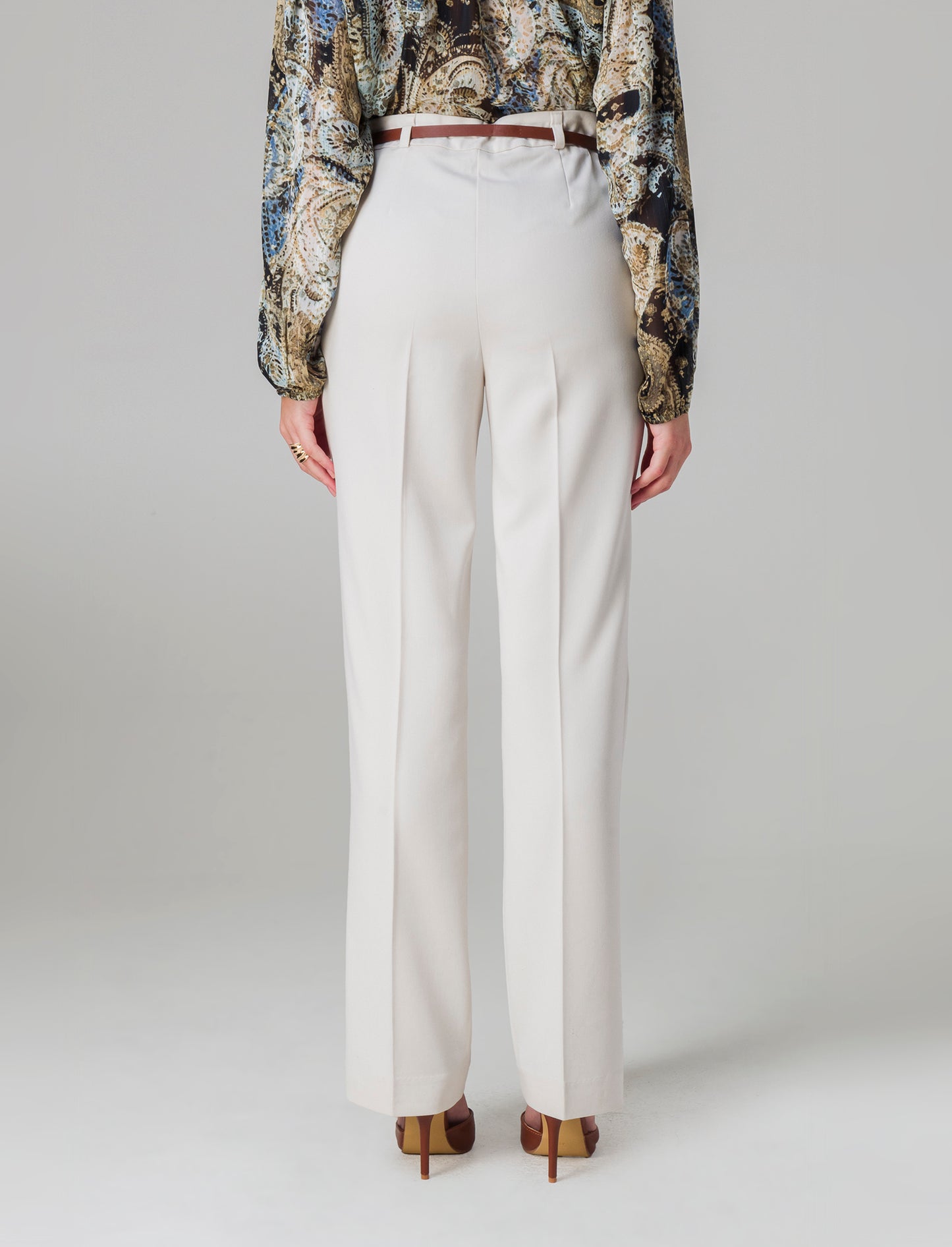 Woman's belted pants for stylish comfort - White