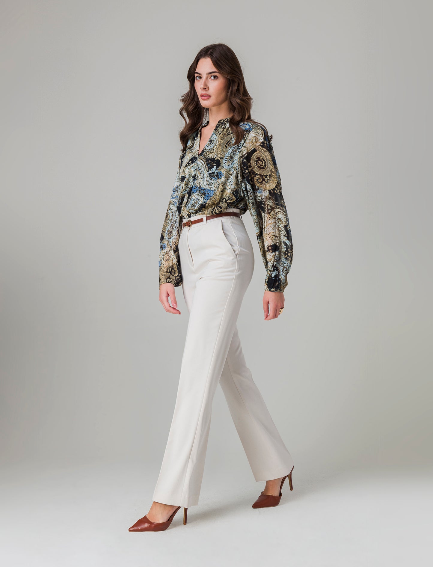 Woman's belted pants for stylish comfort - White