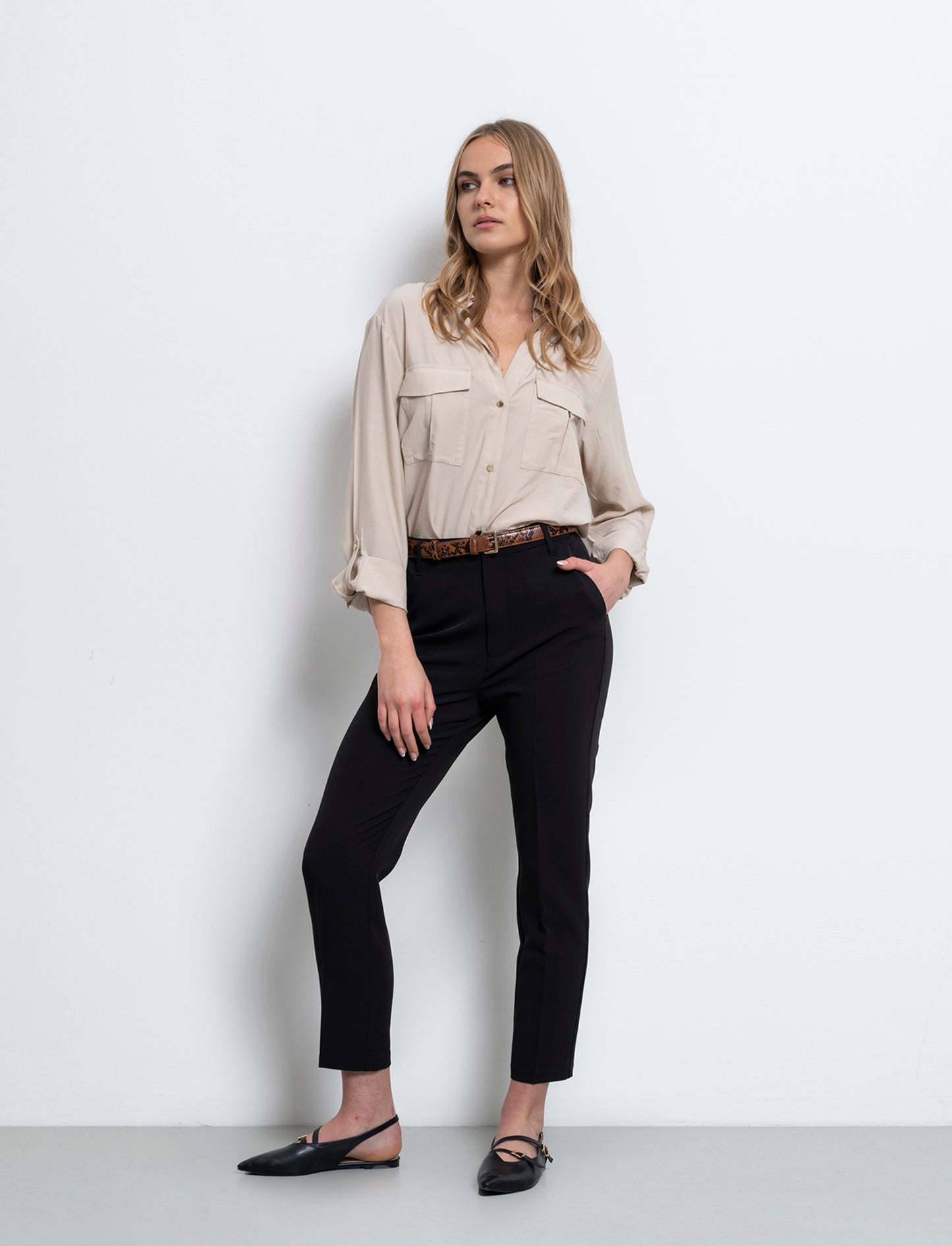 Woman's skinny pants with belt - Black