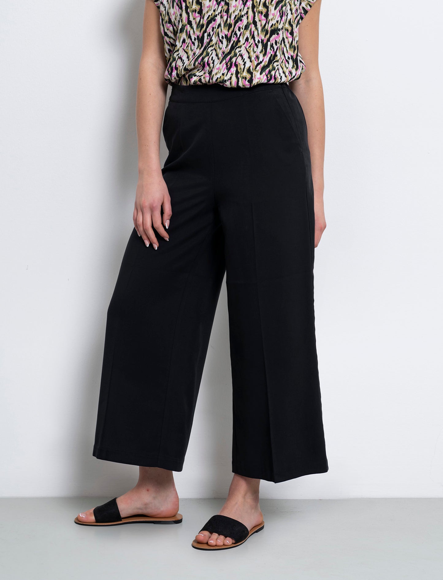 Woman's culotte pants for stylish comfort - Black