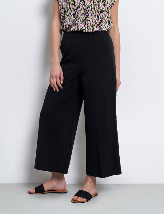 Woman's culotte pants for stylish comfort - Black