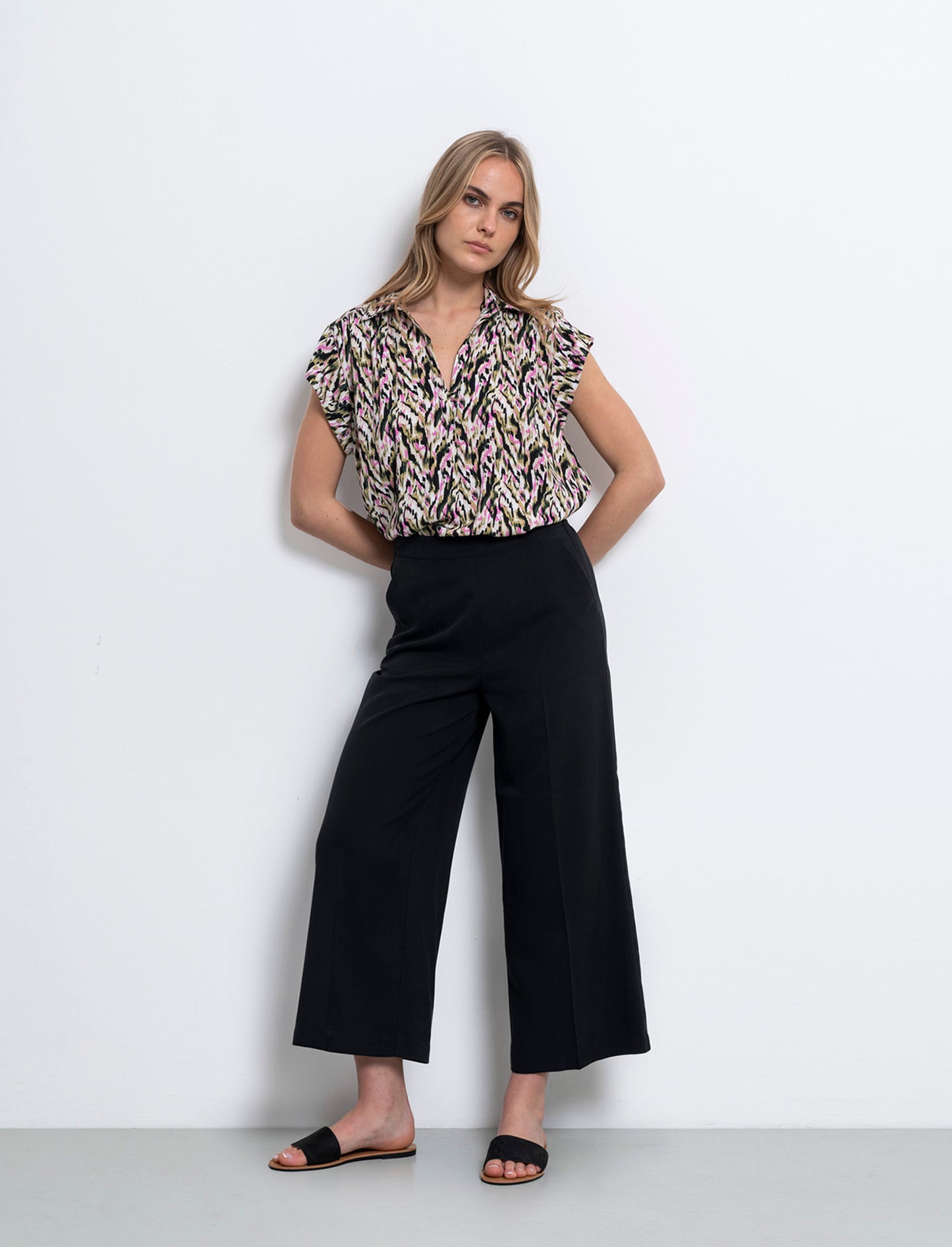 Woman's culotte pants for stylish comfort - Black