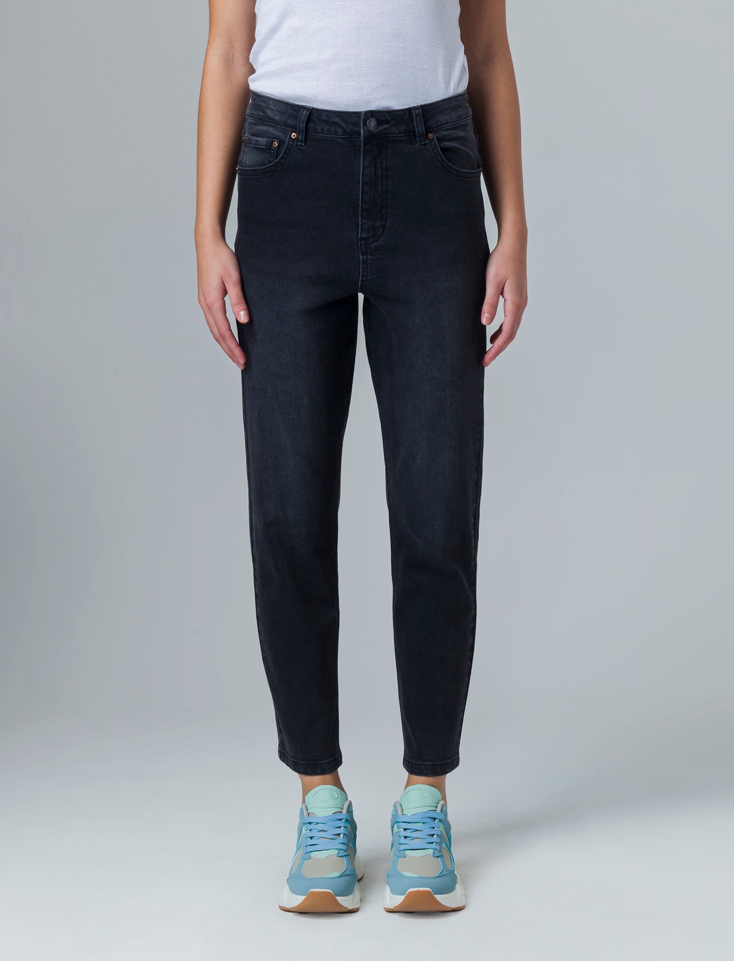 Woman's mom fit jeans for a stylish look - Black