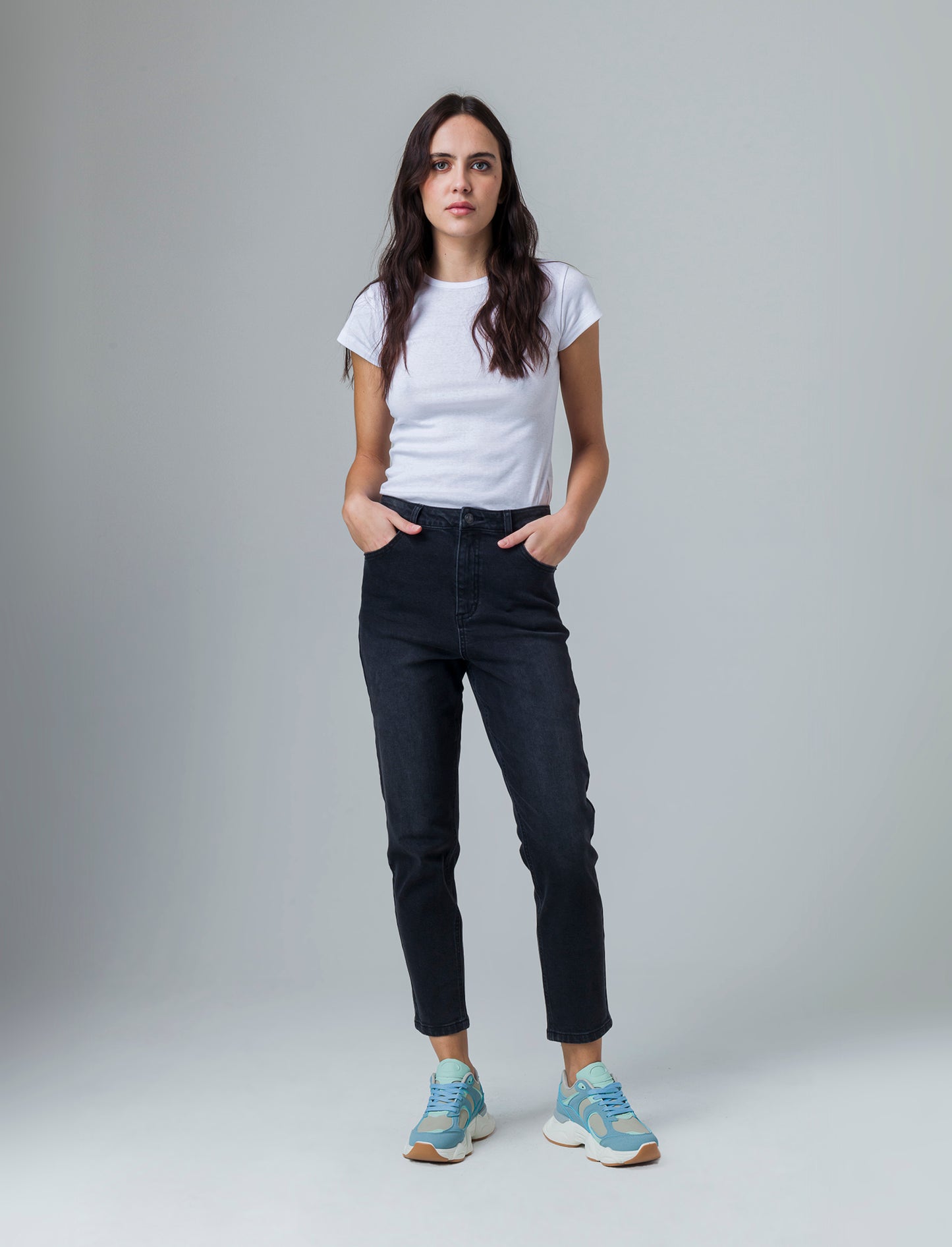 Woman's mom fit jeans for a stylish look - Black