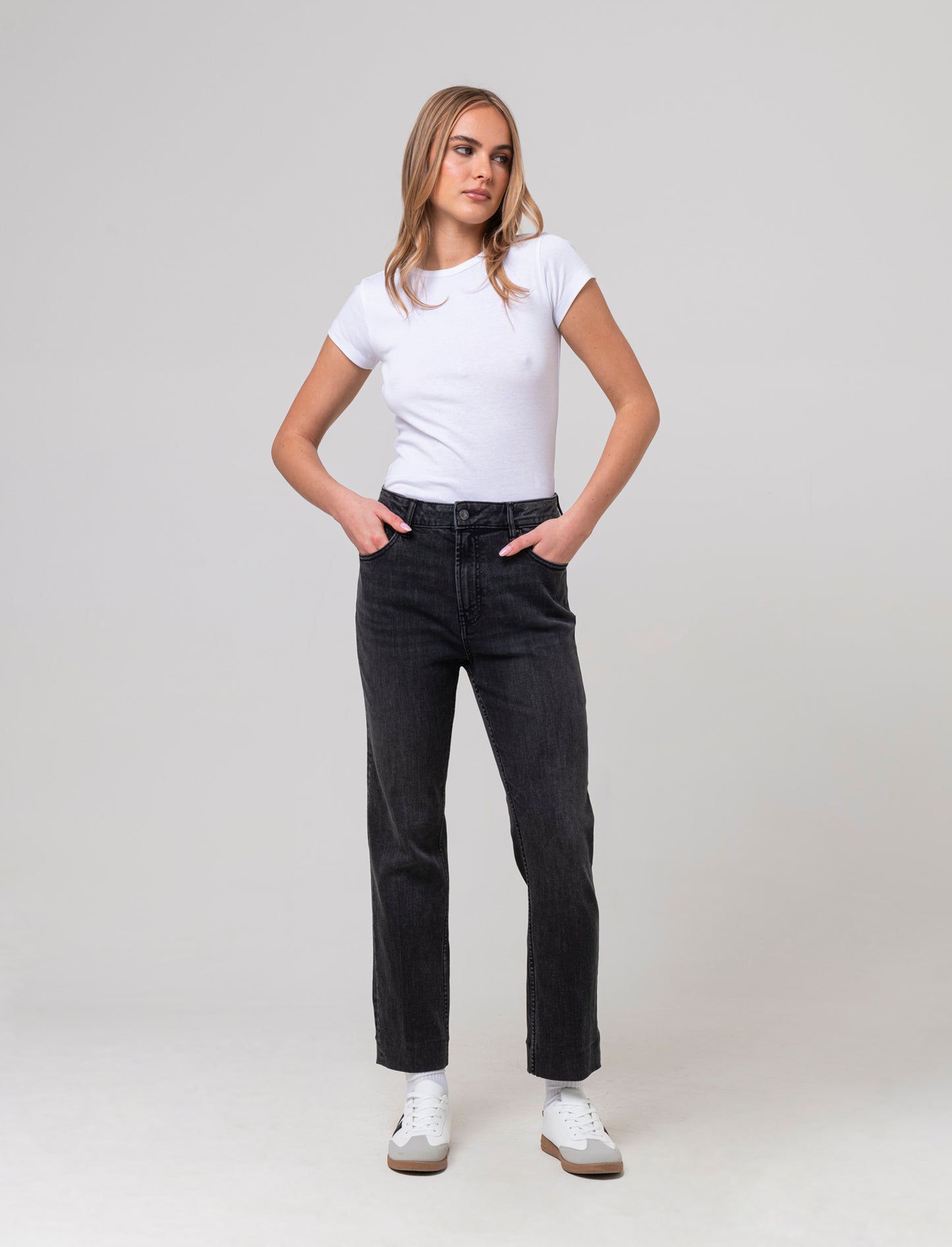 Jeans a gamba larga alla caviglia da donna - Nero